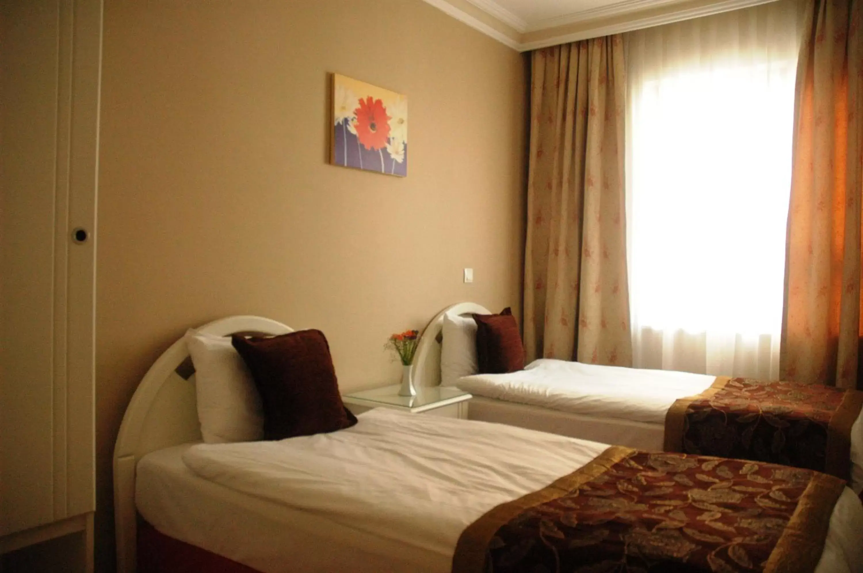 Bed in Suite Laguna Otel