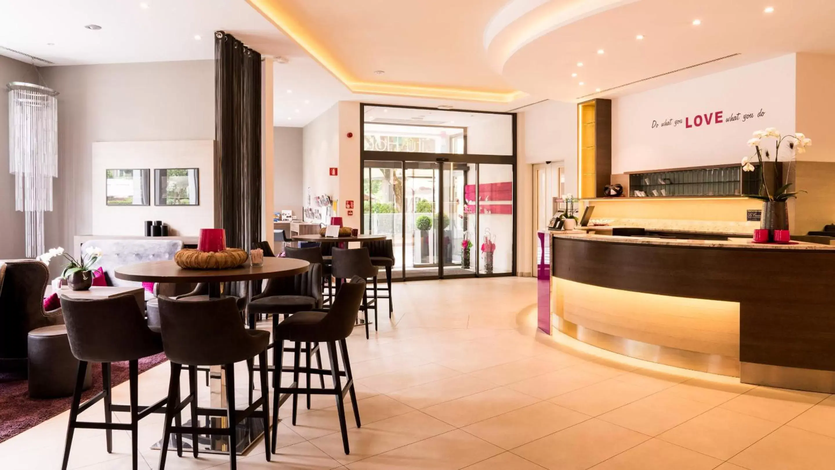 Lobby or reception in City Hotel Merano
