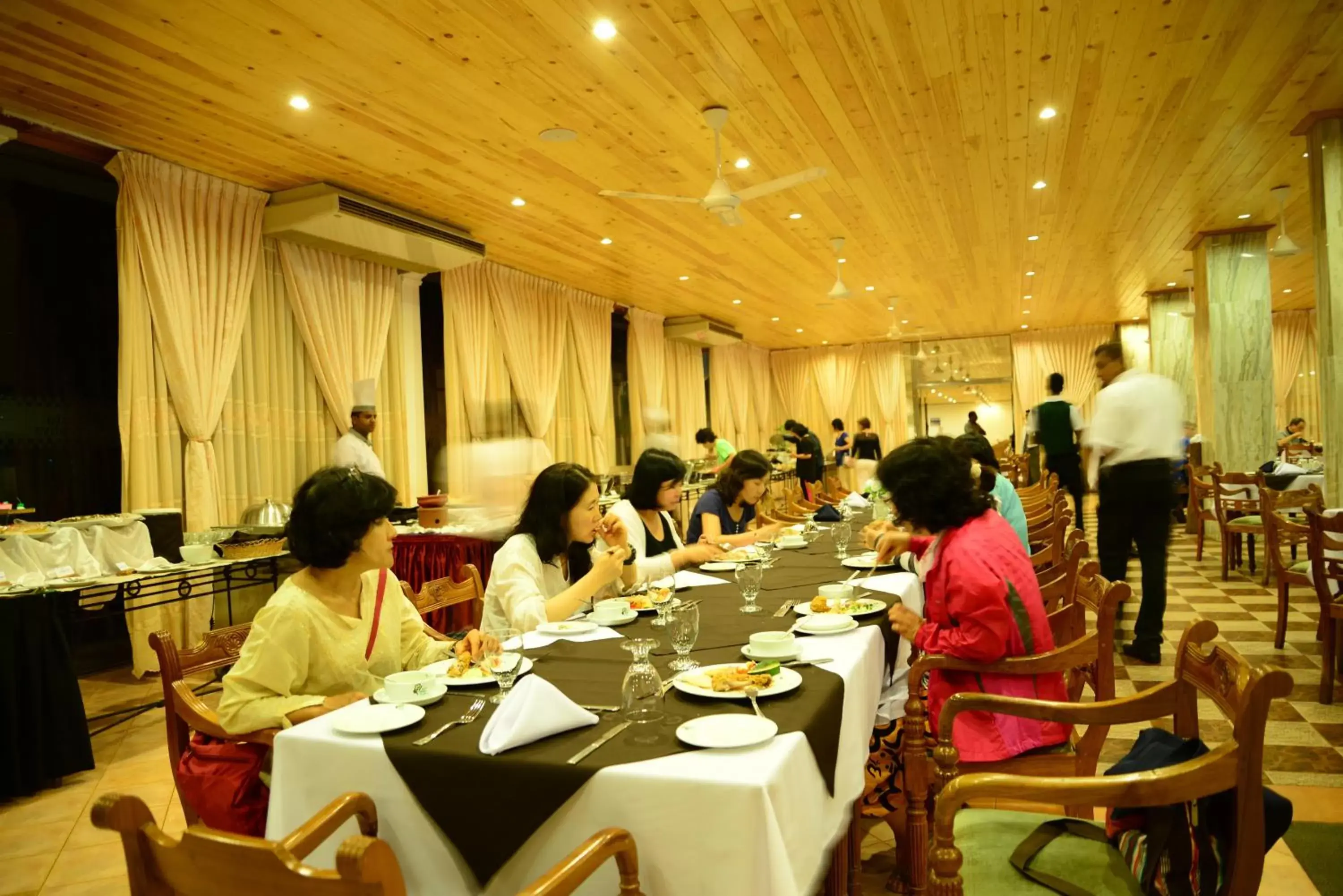 Restaurant/Places to Eat in Hotel Sudu Araliya