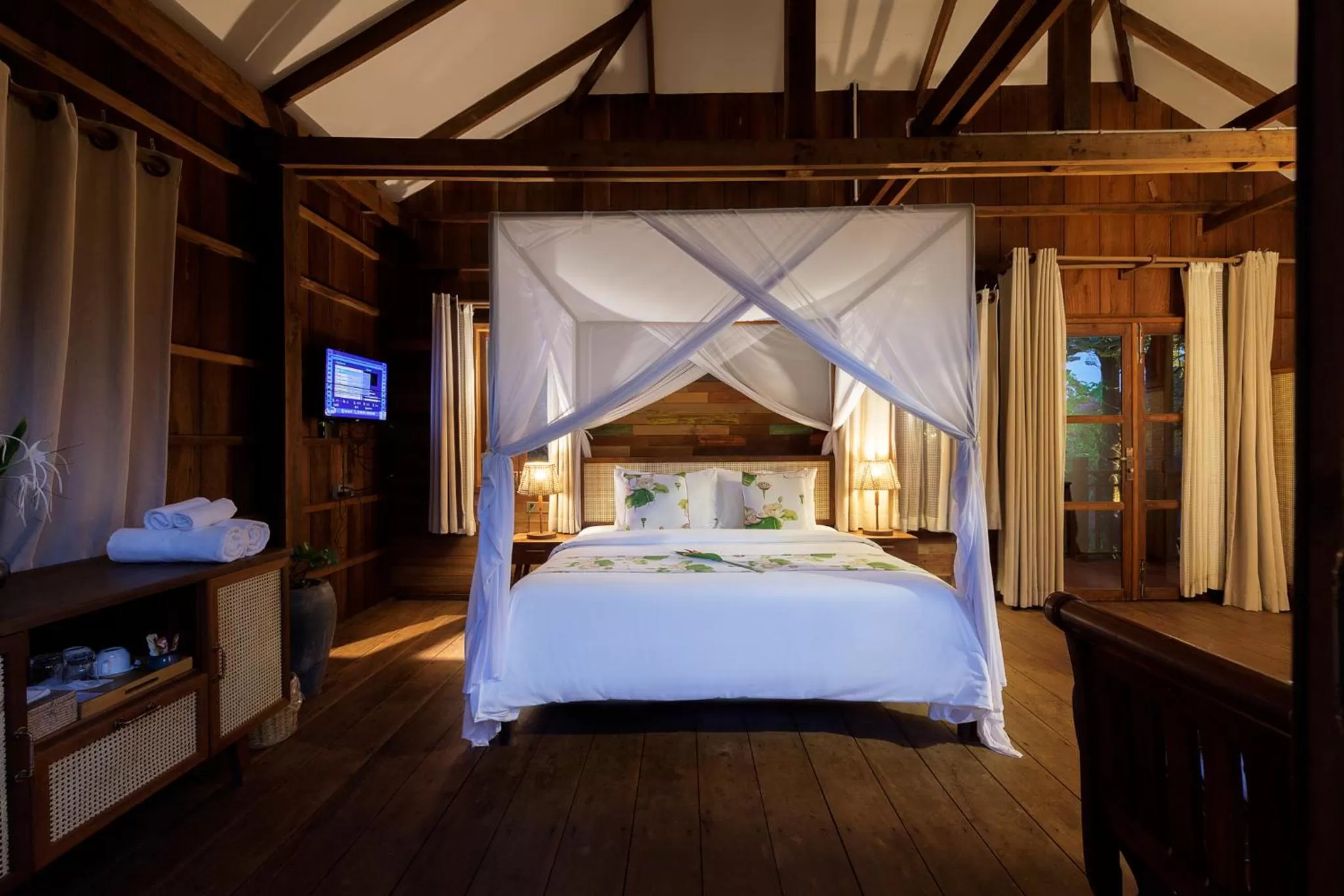 Bedroom, Bed in Dontrei Villa Angkor