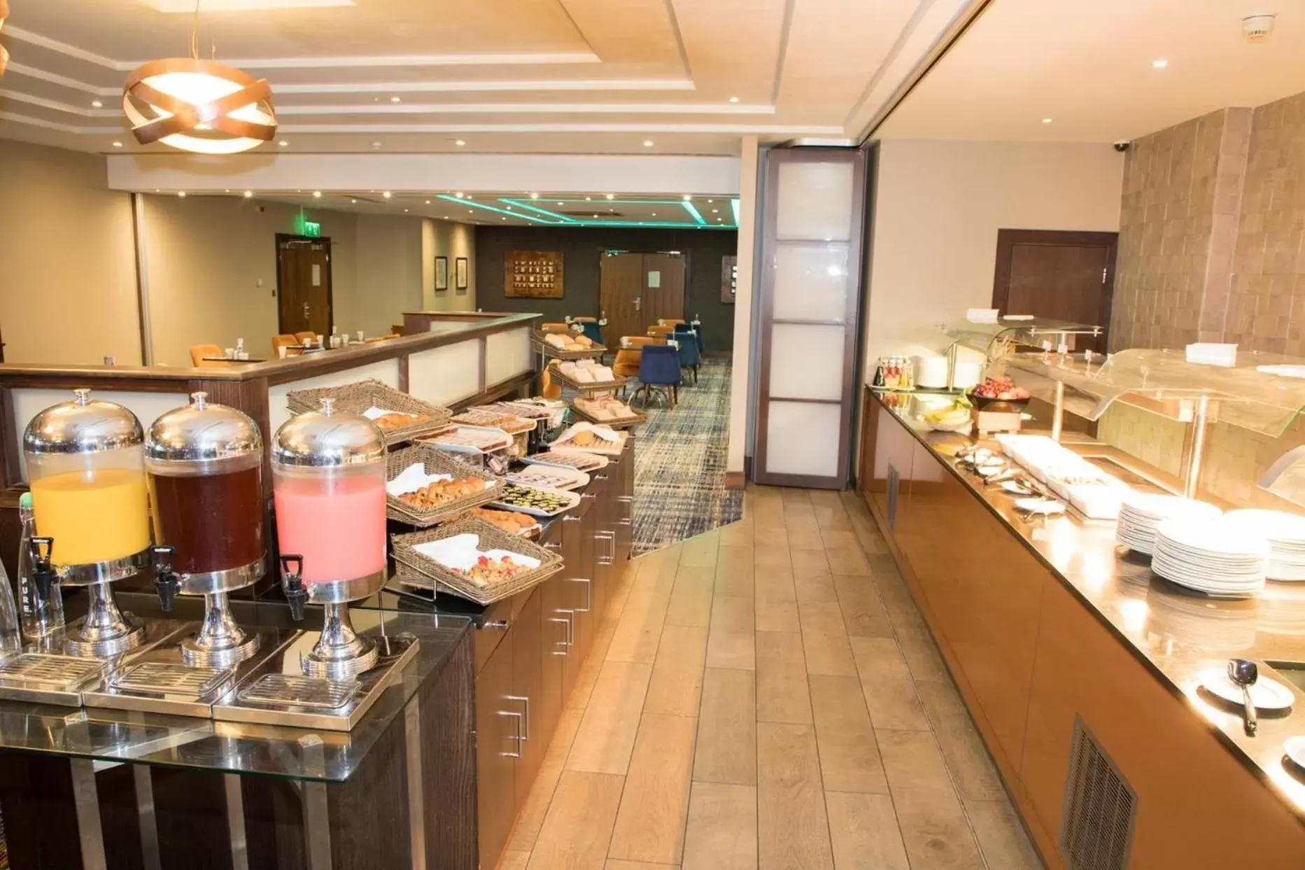 Breakfast, Restaurant/Places to Eat in Crowne Plaza London - Gatwick Airport, an IHG Hotel