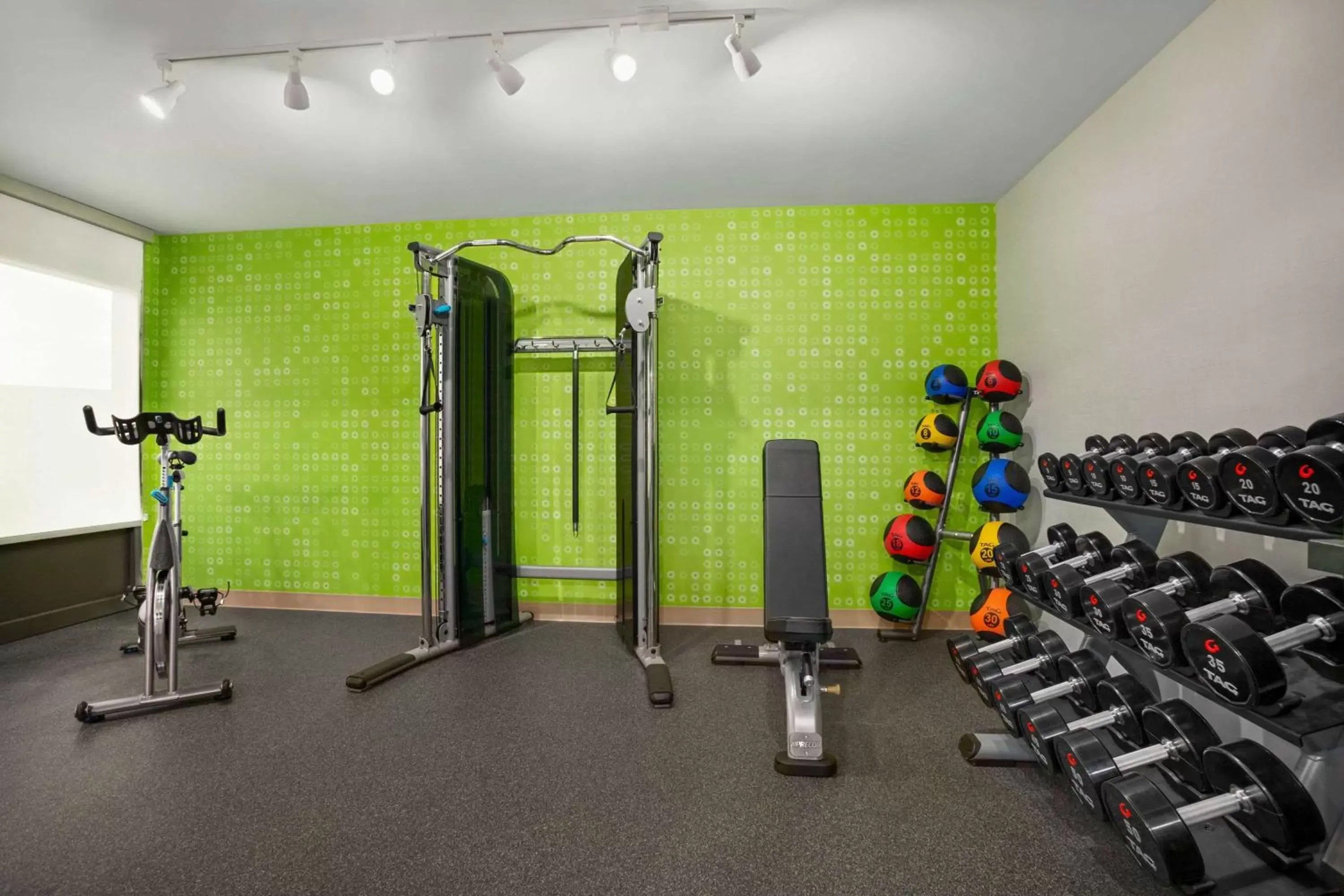 Lounge or bar, Fitness Center/Facilities in La Quinta Inn & Suites by Wyndham Richmond-Midlothian
