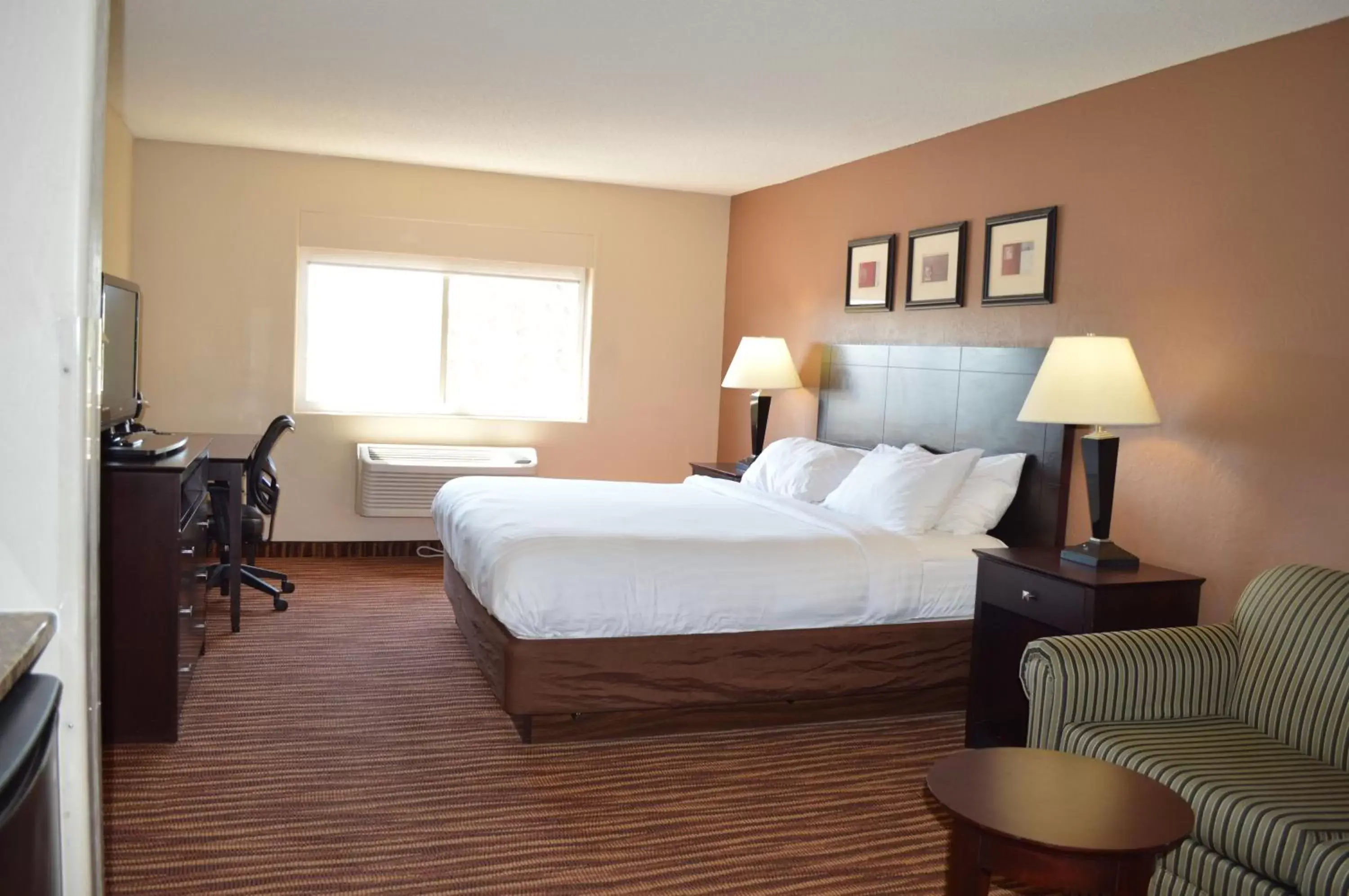 Bed in First Choice Inn at the Swell Bed in First Choice Inn at the Swell