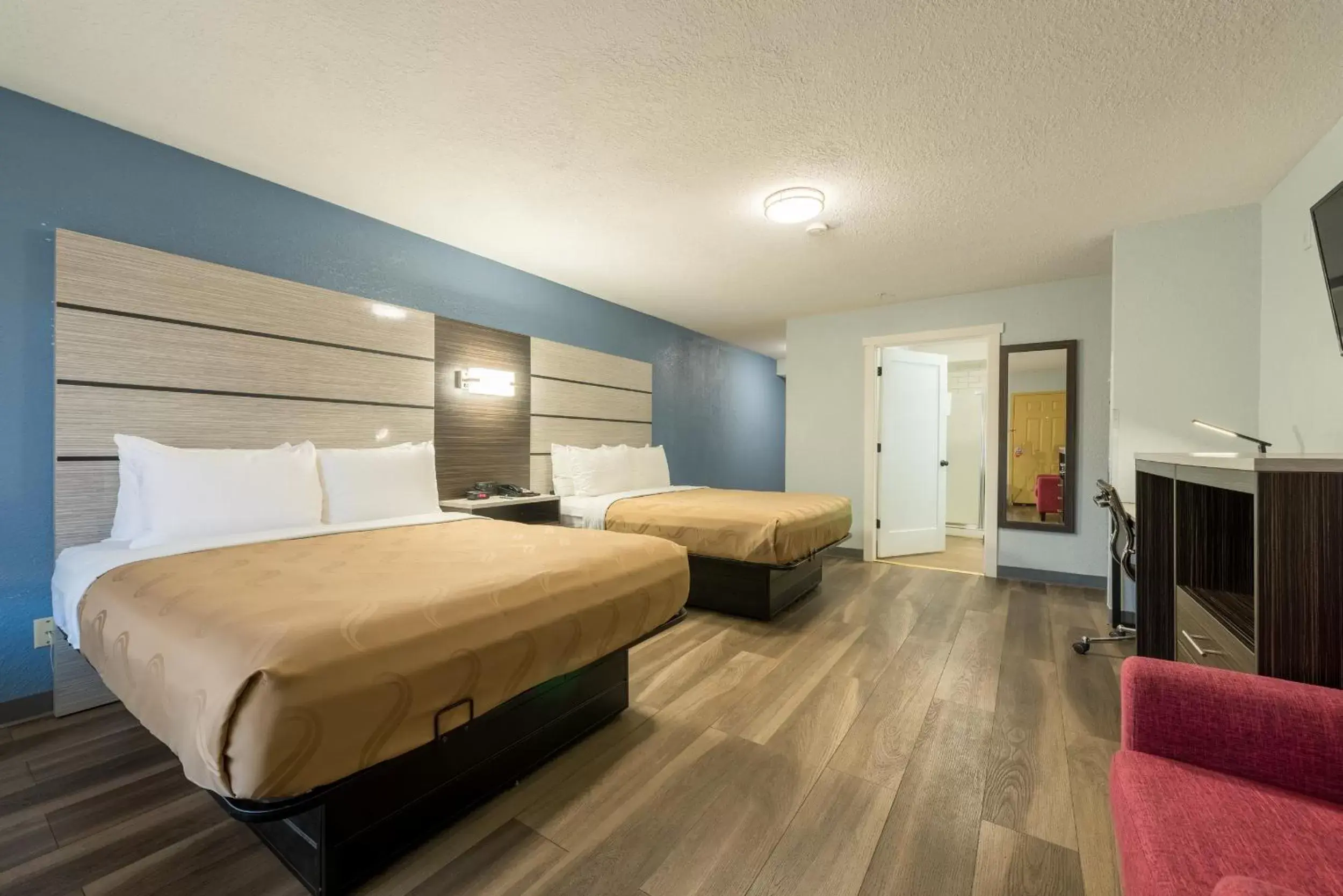 Bed in Quality Inn & Suites Manitou Springs at Pikes Peak