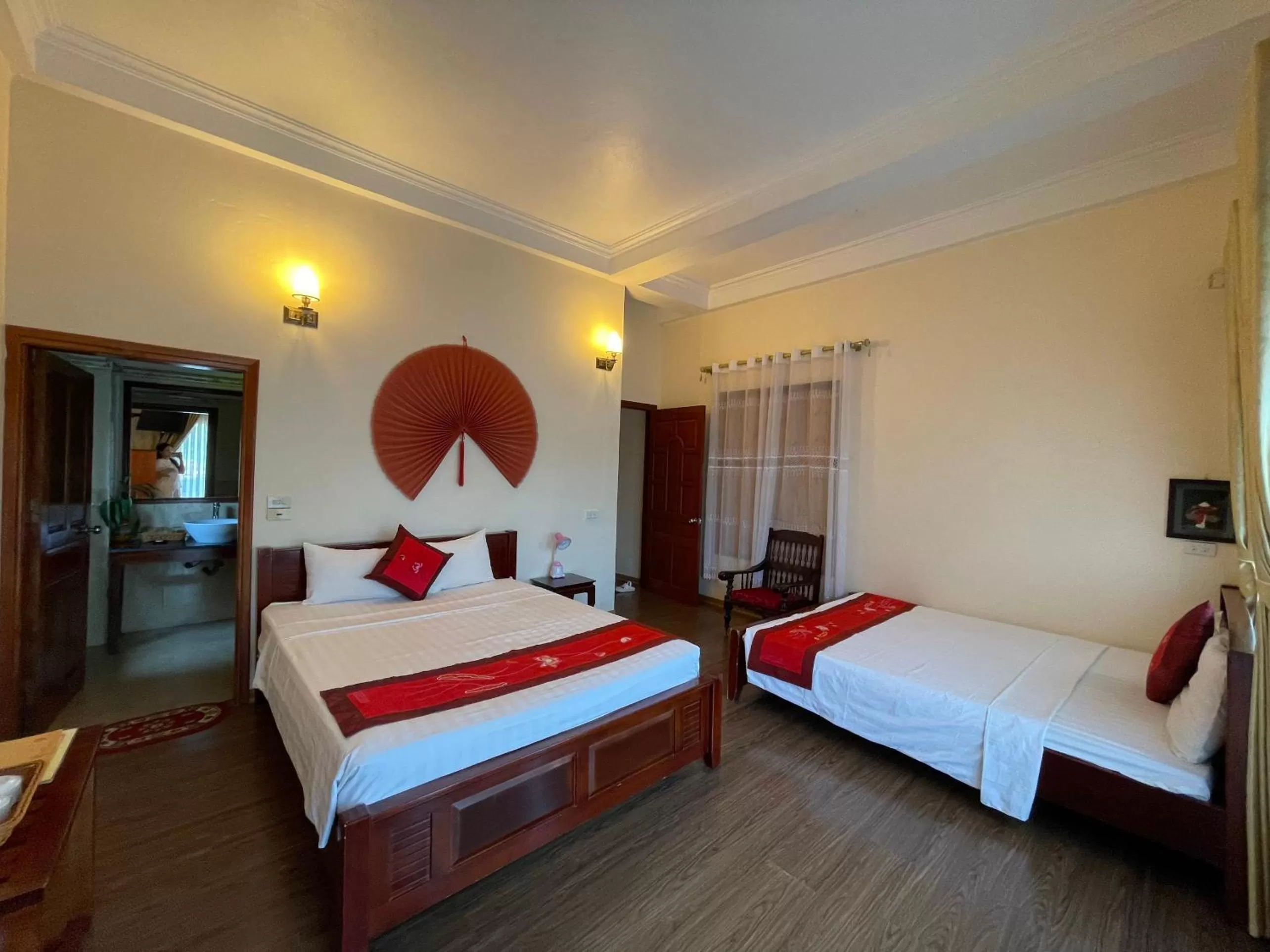 Photo of the whole room, Bed in Chez Loan Hotel