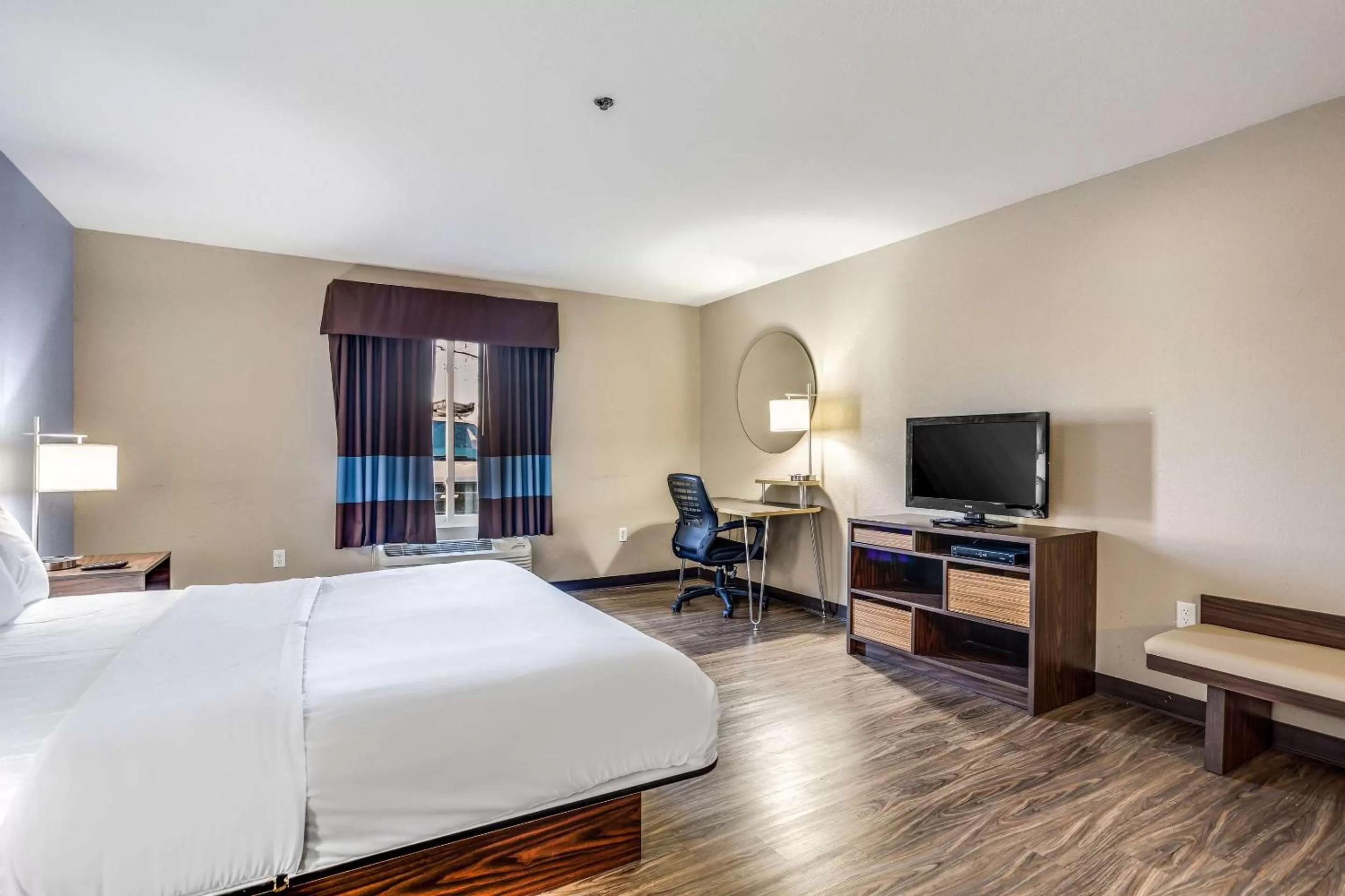 Photo of the whole room, Bed in Quality Inn Calvert City - Paducah East