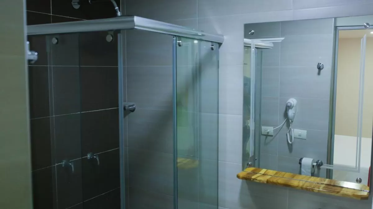 Bathroom in Kamaleb Farallones Hotel