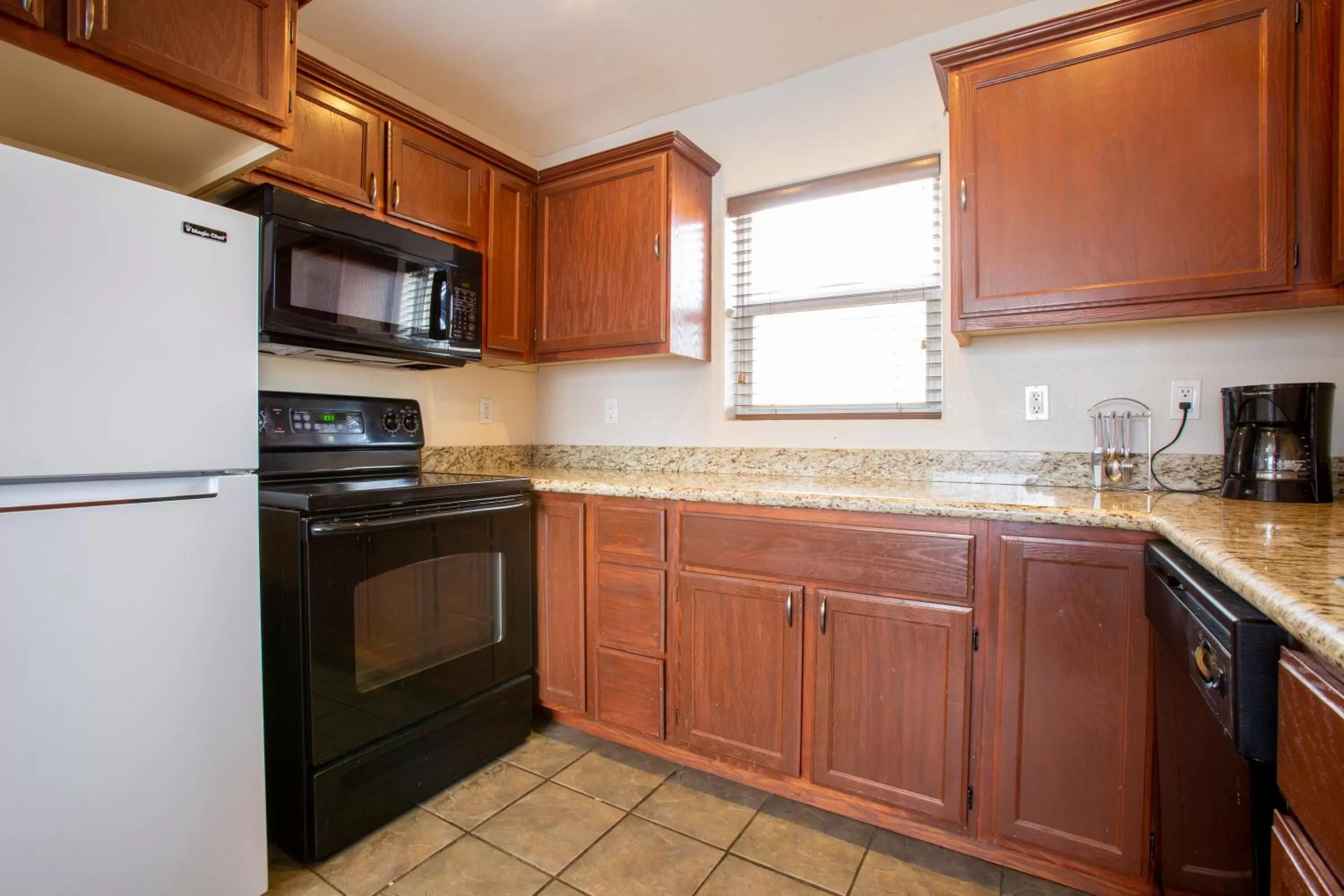 Kitchen or kitchenette in Hotel Aspen Flagstaff/ Grand Canyon InnSuites