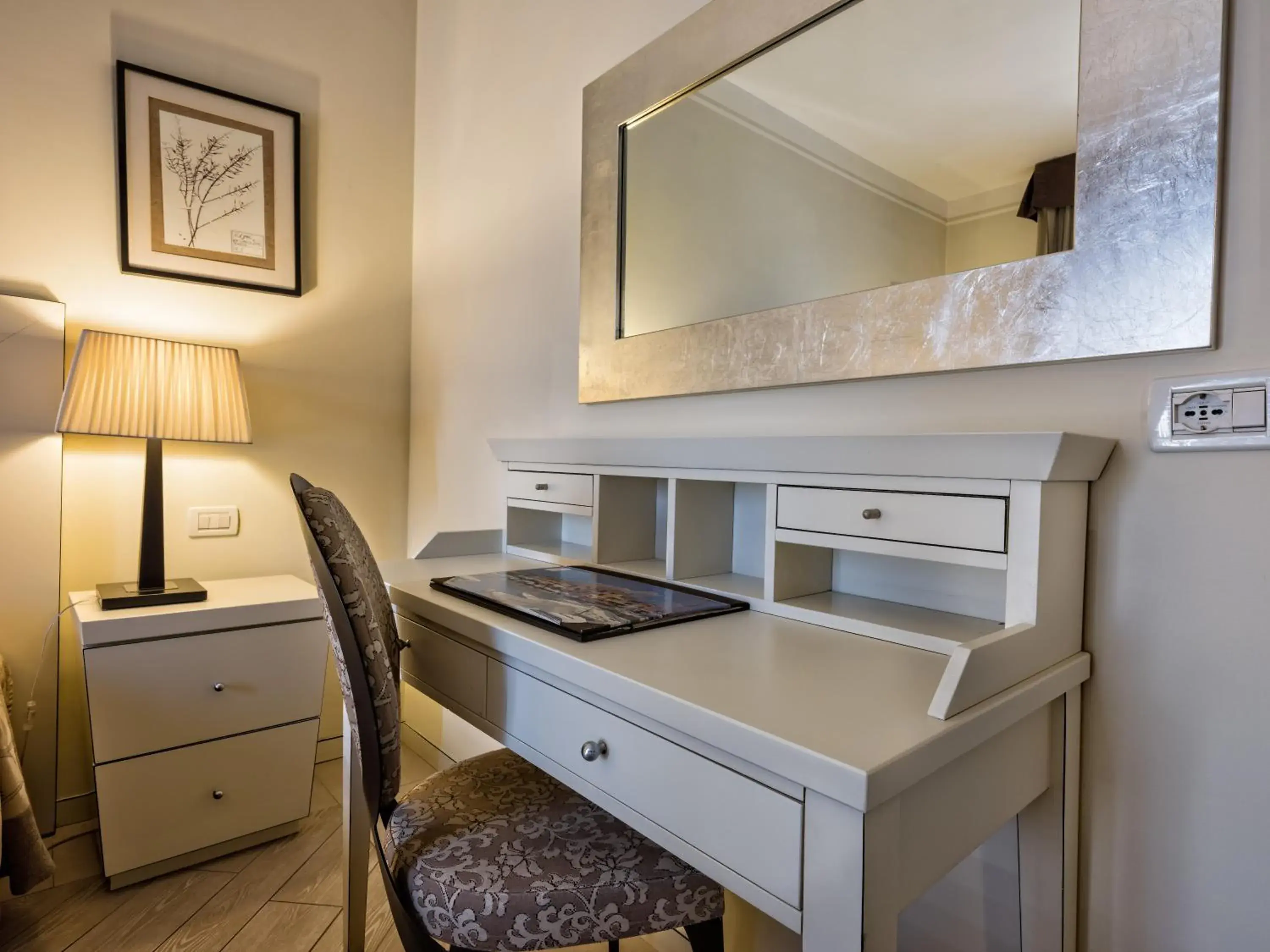 Bedroom, Kitchen/Kitchenette in Parc Hotel Germano Suites & Apartments