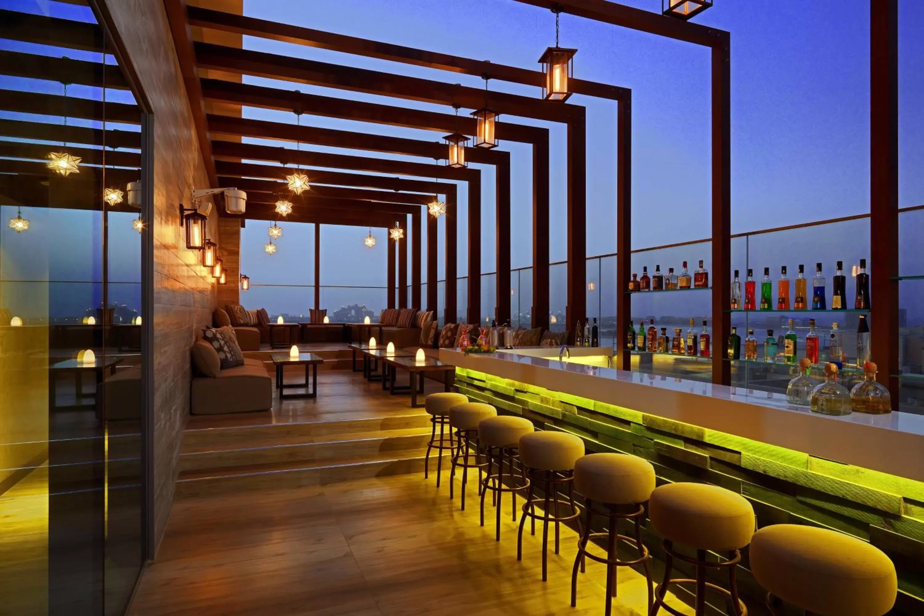 Lounge or bar in Aloft Palm Jumeirah