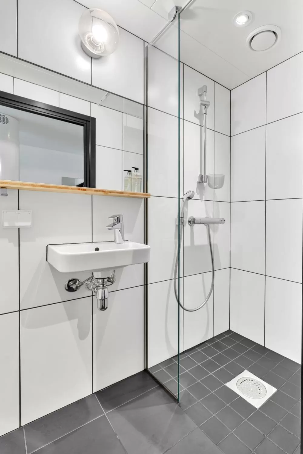 Shower in Forenom Aparthotel Oslo