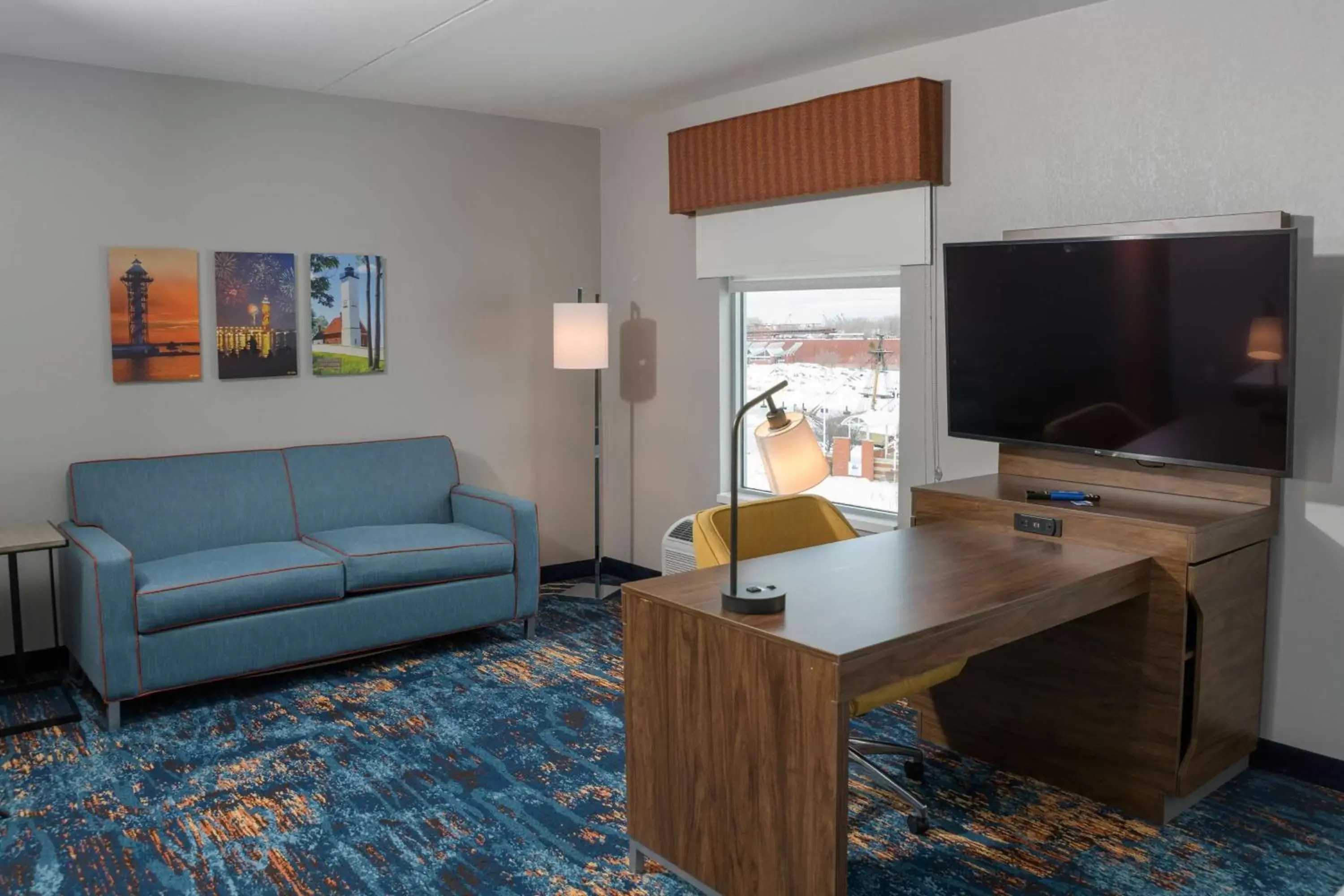 Bedroom, TV/Entertainment Center in Hampton Inn & Suites Erie Bayfront