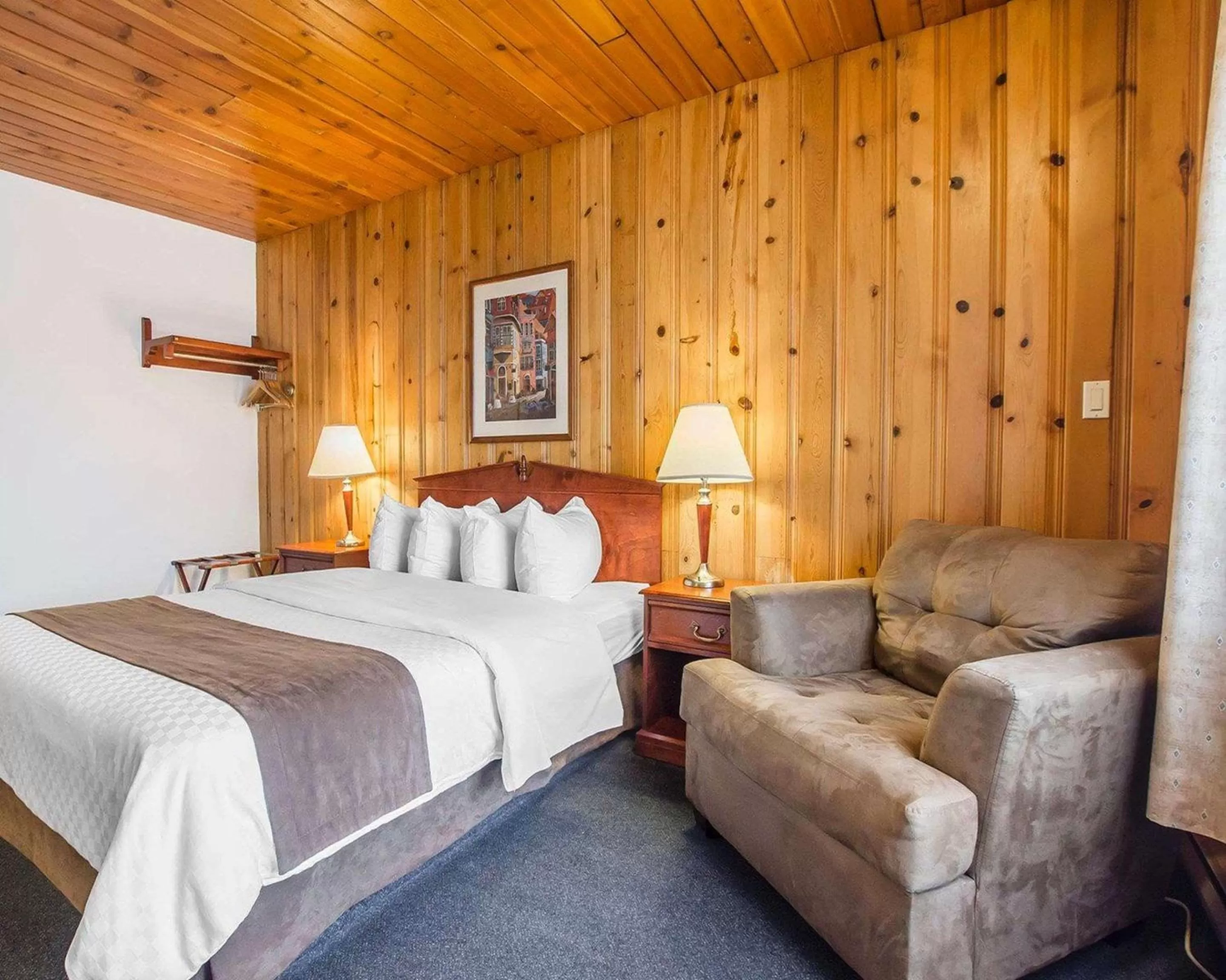 Photo of the whole room, Bed in Econo Lodge Forestville