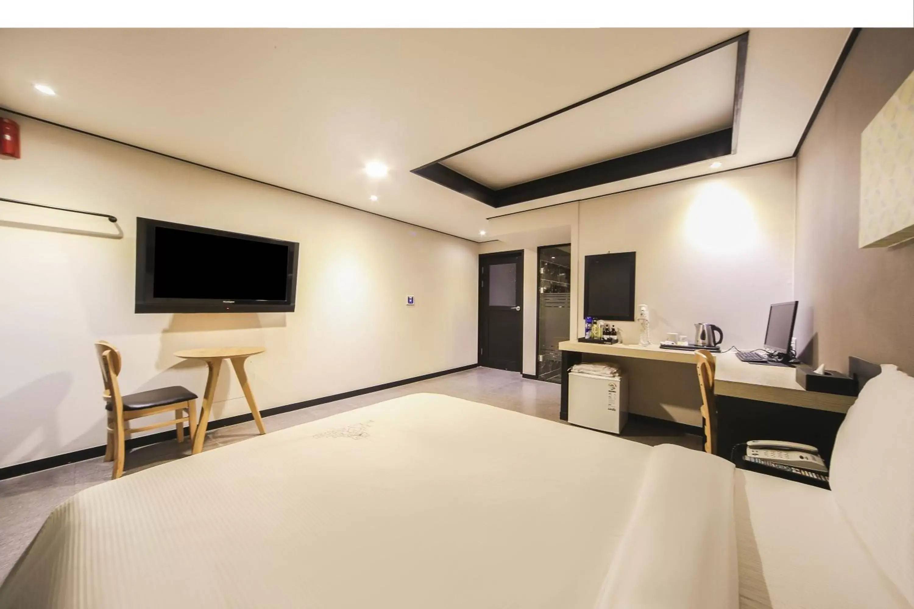 Bedroom, TV/Entertainment Center in Elysee Hotel