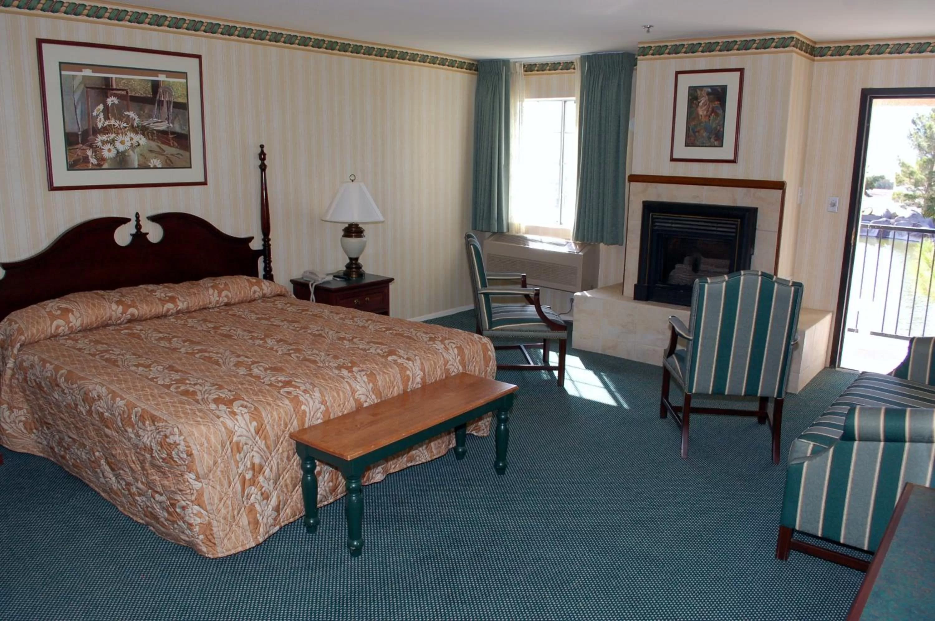 King Suite with Lake View in Longstreet Inn & Casino