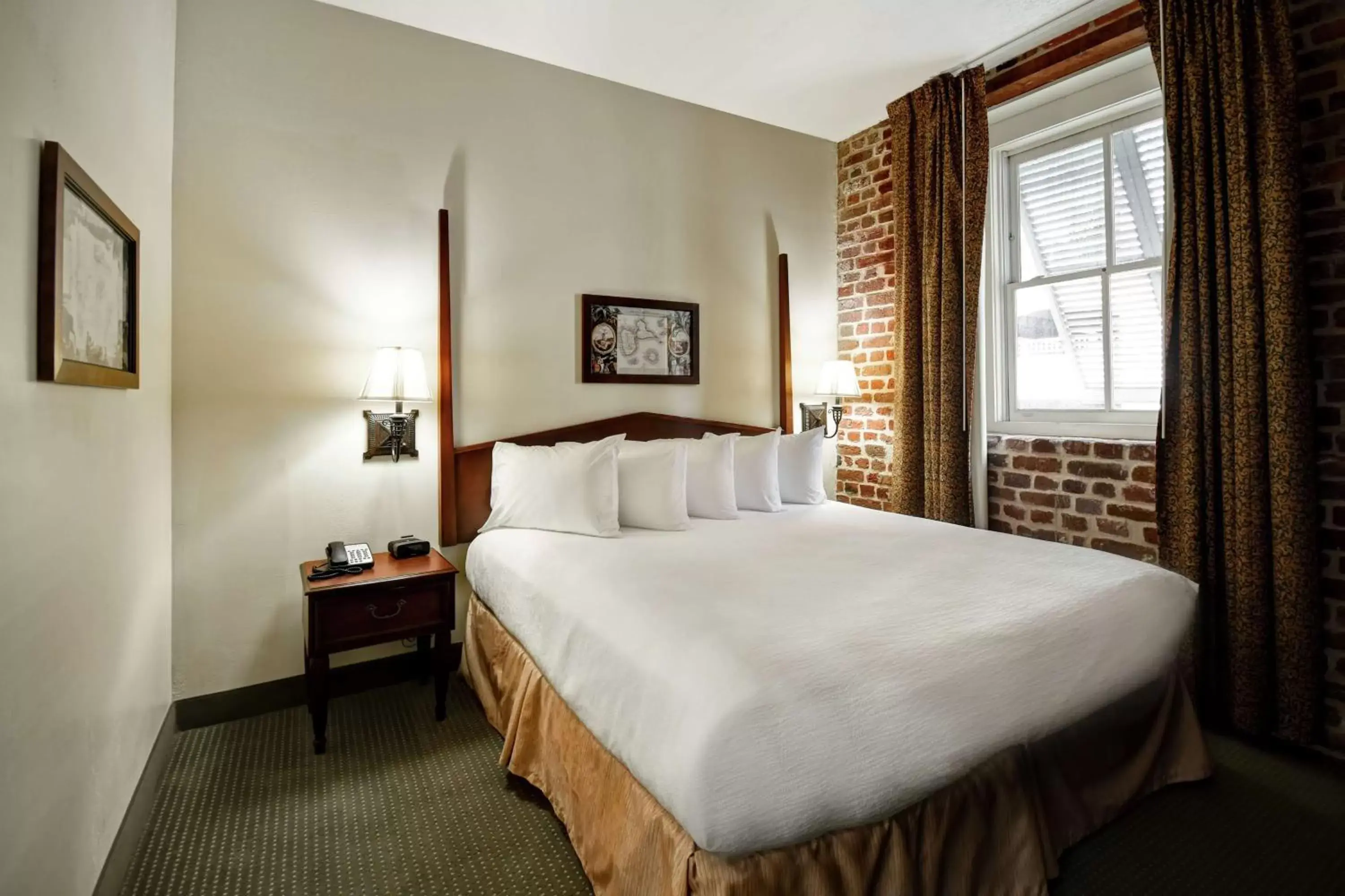 Bed in Embassy Suites Charleston - Historic District Bed in Embassy Suites Charleston - Historic District