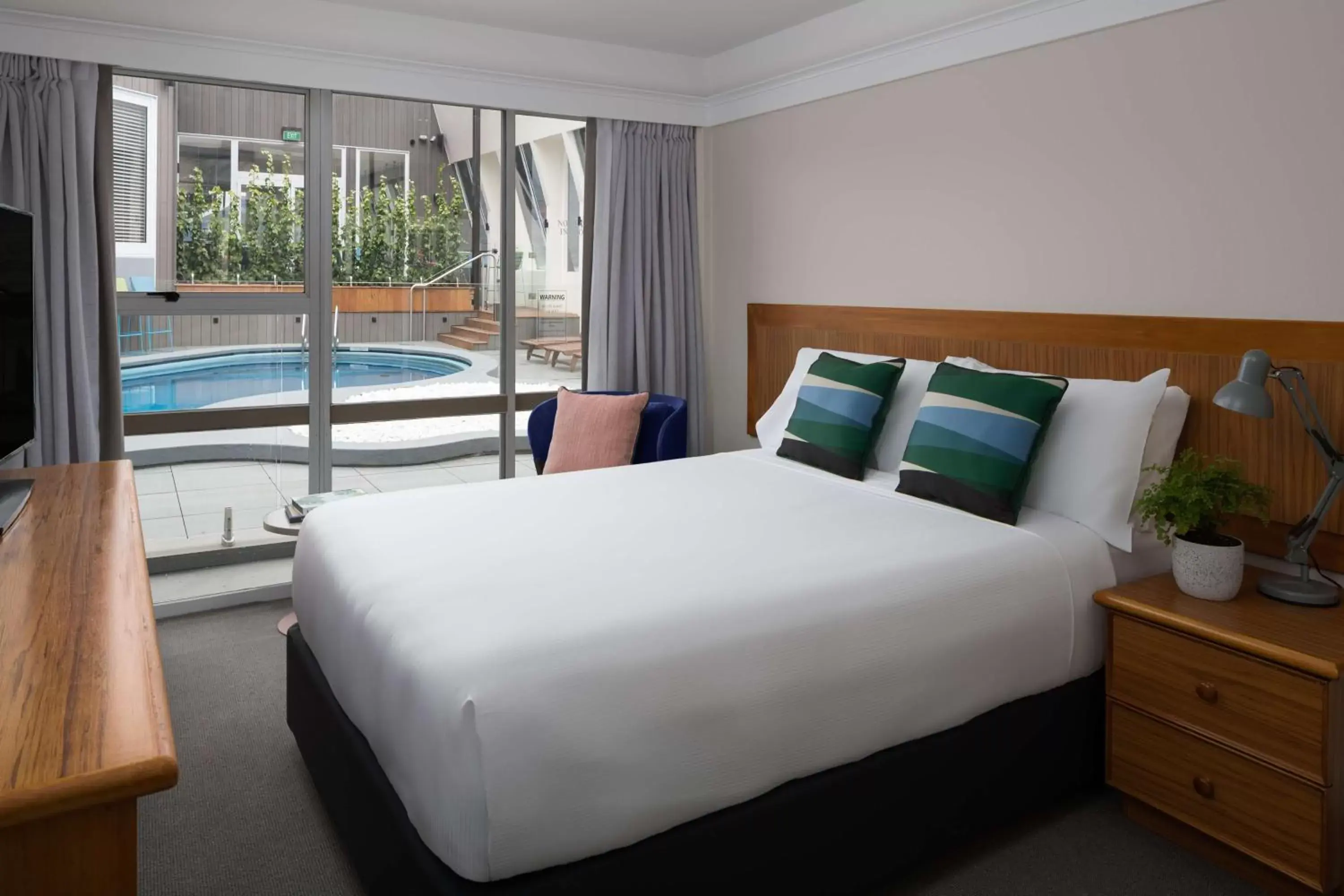 Photo of the whole room, Bed in Rydges Lakeland Resort Queenstown