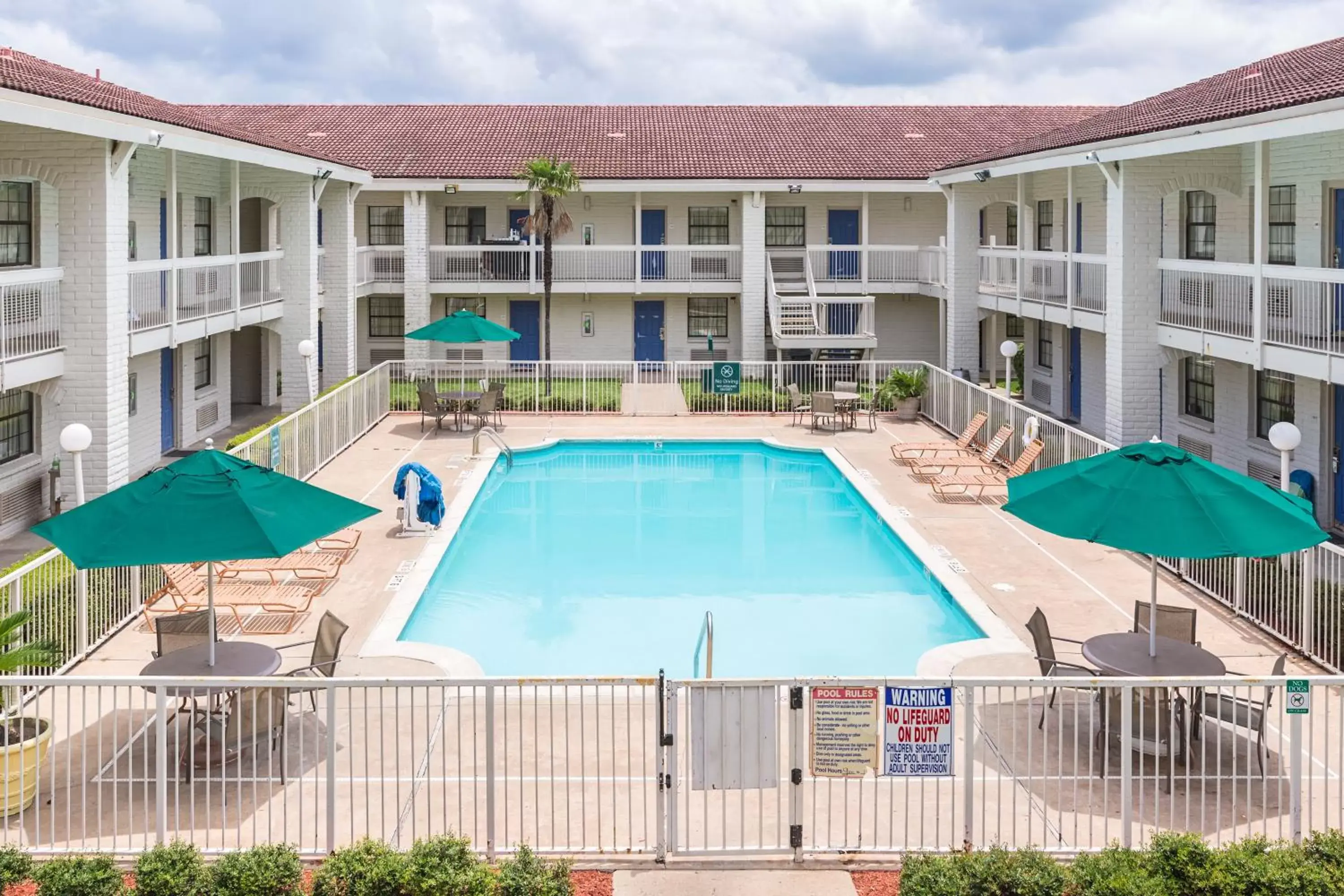 Swimming pool, Pool View in Studio 6 Baytown, Tx - Garth Road