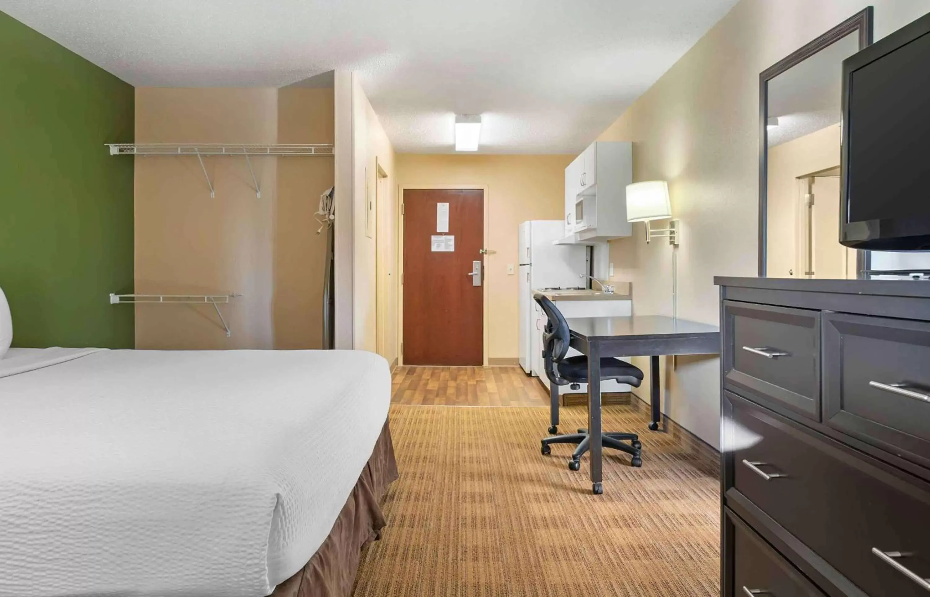 Bedroom in Extended Stay America Suites - Detroit - Farmington Hills