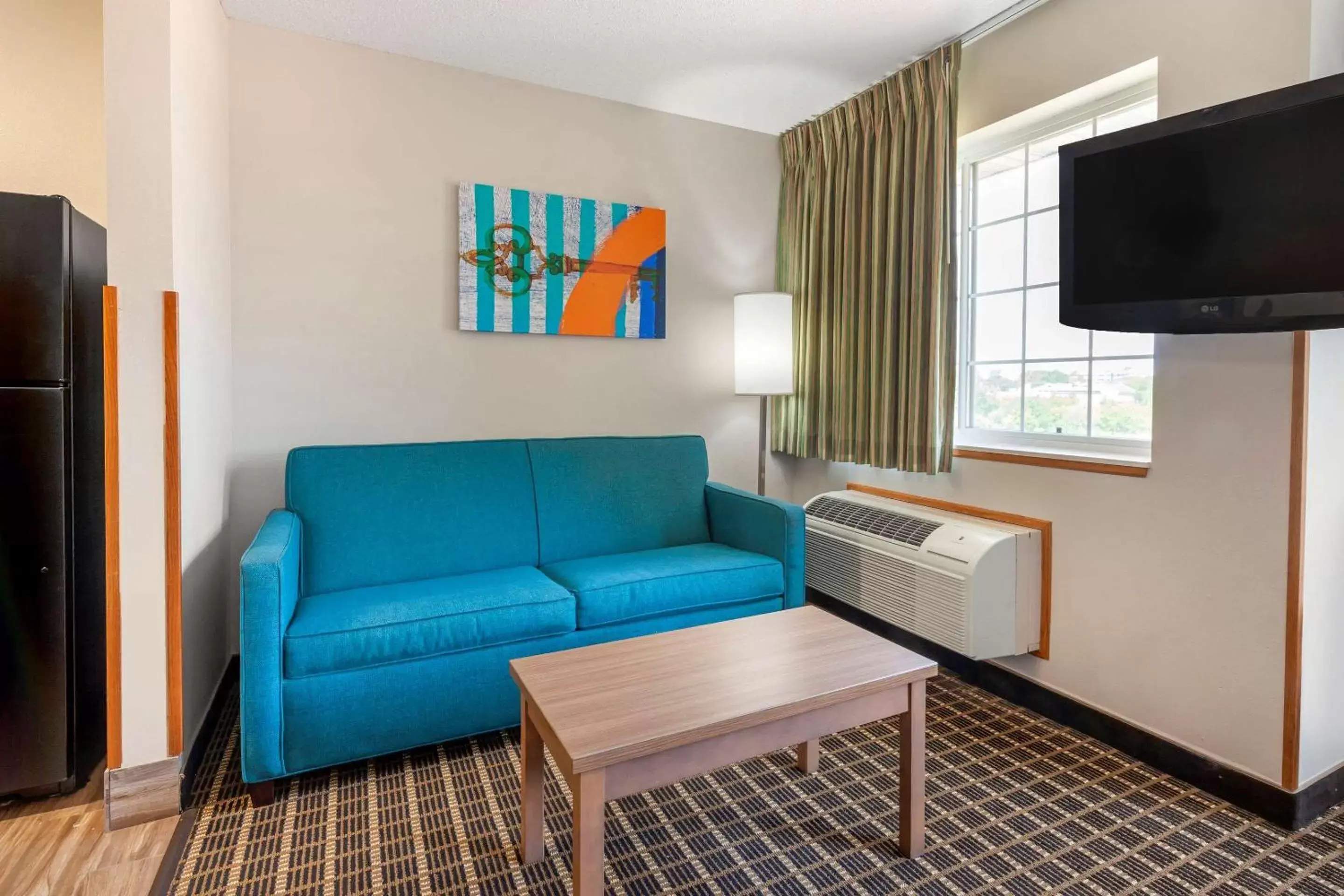 Bedroom, Seating Area in MainStay Suites Dubuque at Hwy 20