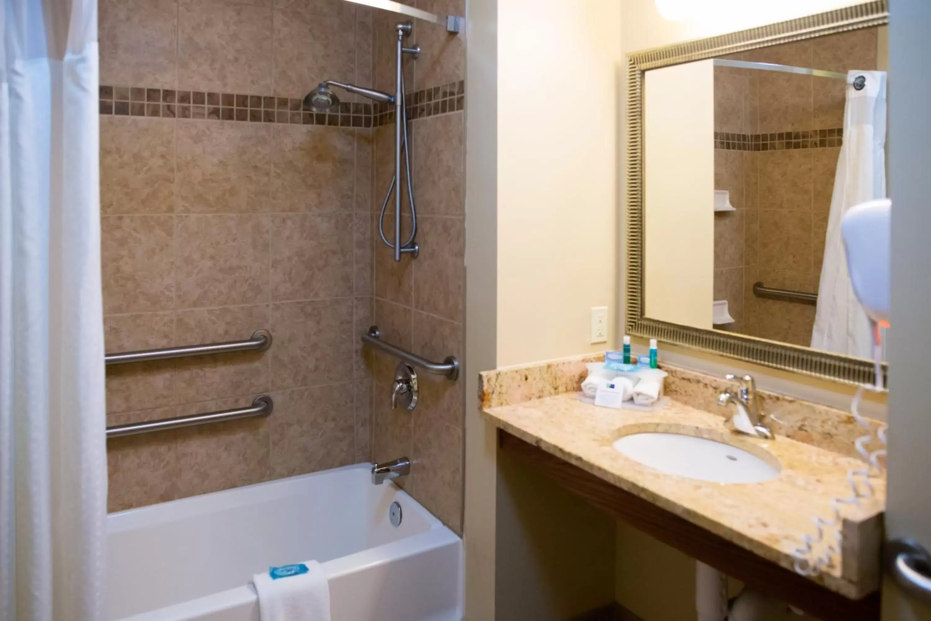 Standard Queen Room with Two Queen Beds and Tub - Communications Accessible in Holiday Inn Express Devils Lake by IHG Standard Queen Room with Two Queen Beds and Tub - Communications Accessible in Holiday Inn Express Devils Lake by IHG