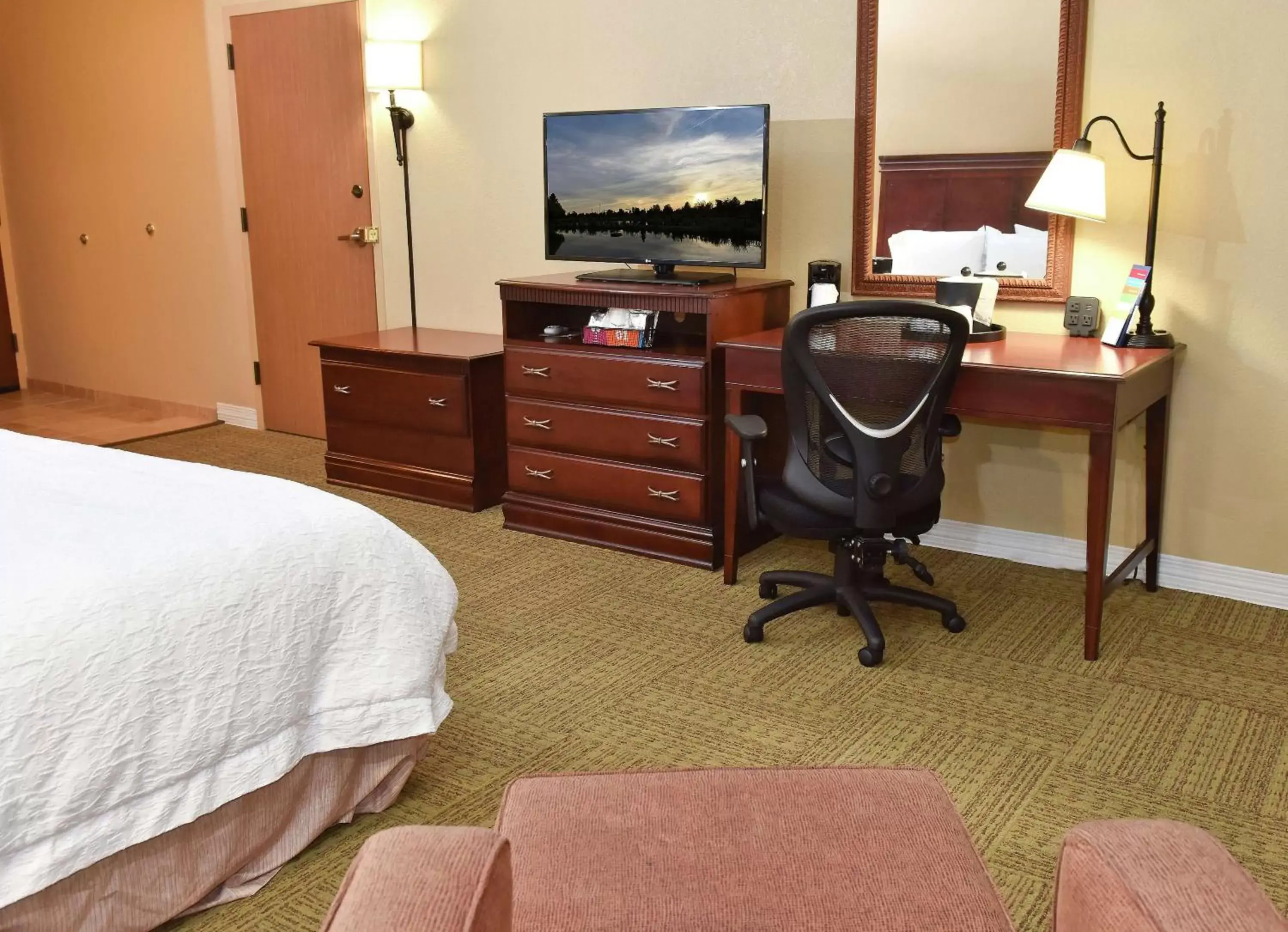 Bedroom, TV/Entertainment Center in Hampton Inn Ruston