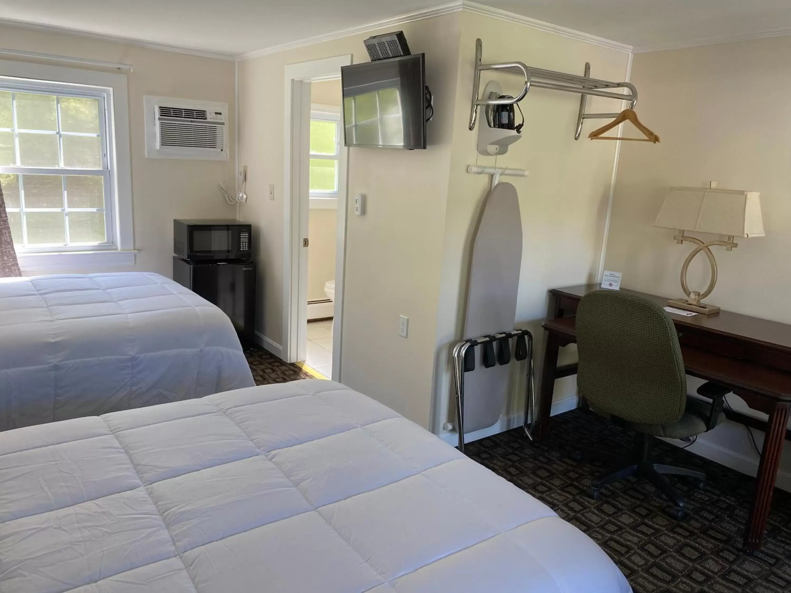 Photo of the whole room, Bed in Villager Motel