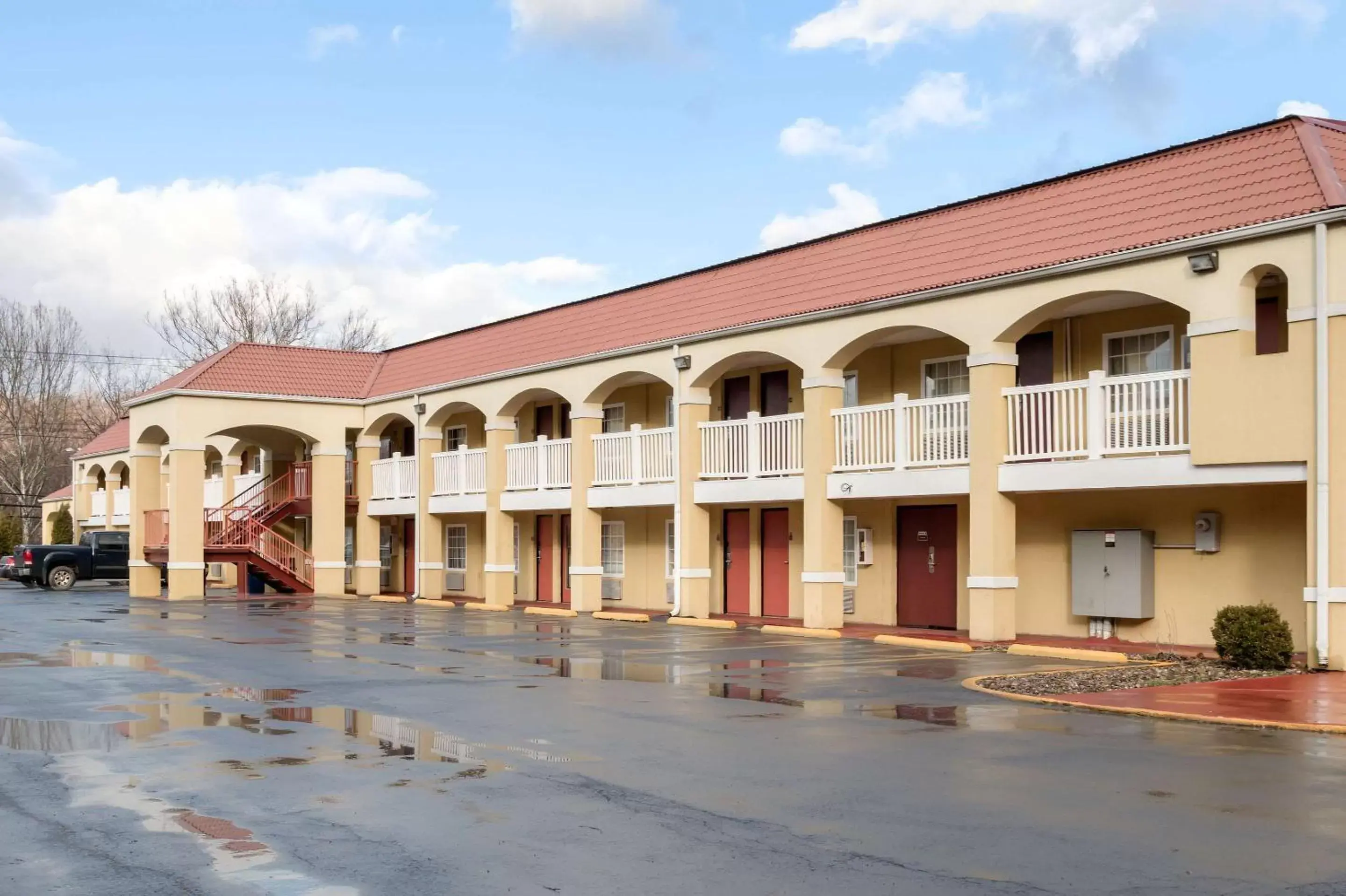 Property building in Econo Lodge Huntington - Barboursville University Area Property building in Econo Lodge Huntington - Barboursville University Area