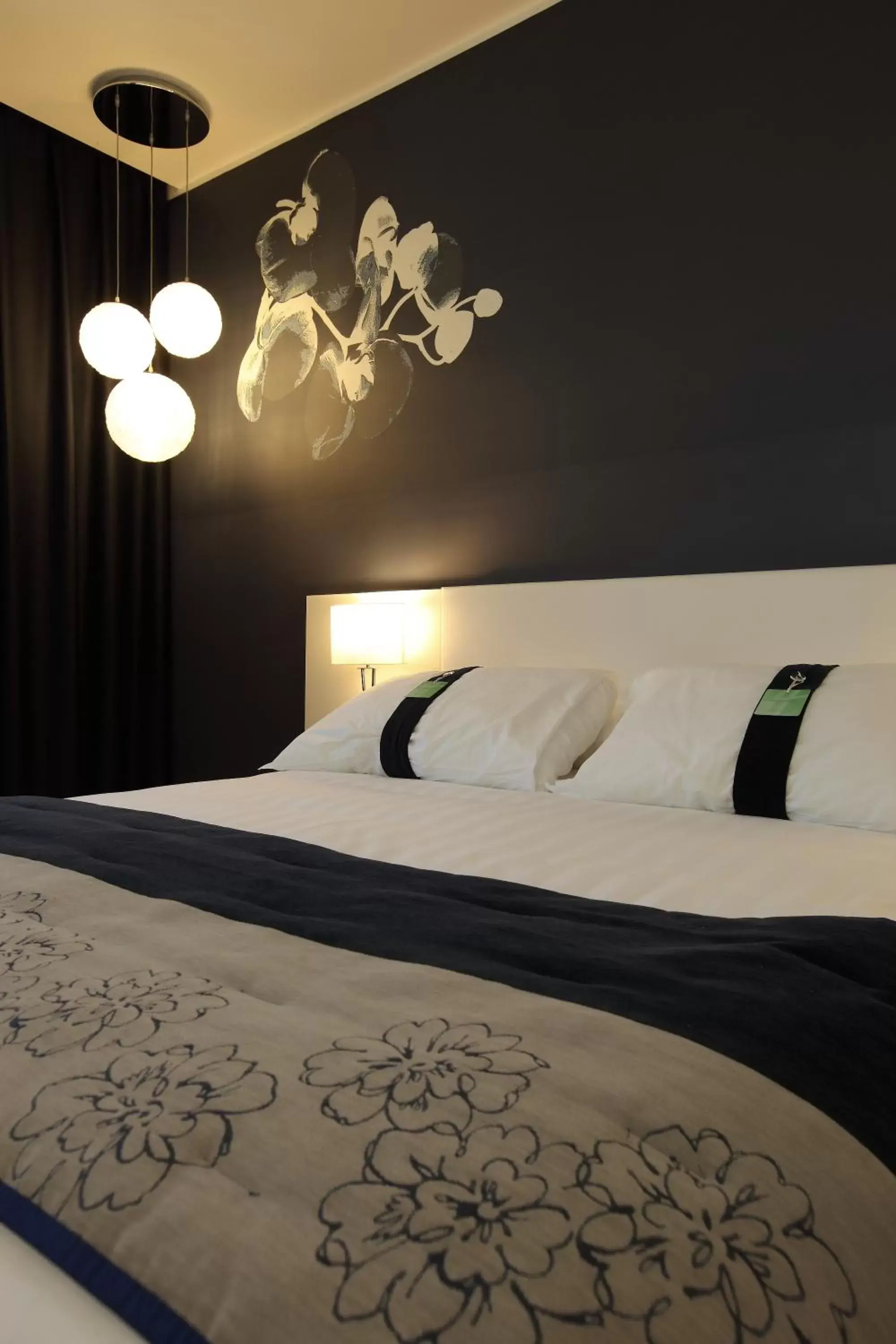 Decorative detail, Bed in Holiday Inn Milan Nord Zara, an IHG Hotel