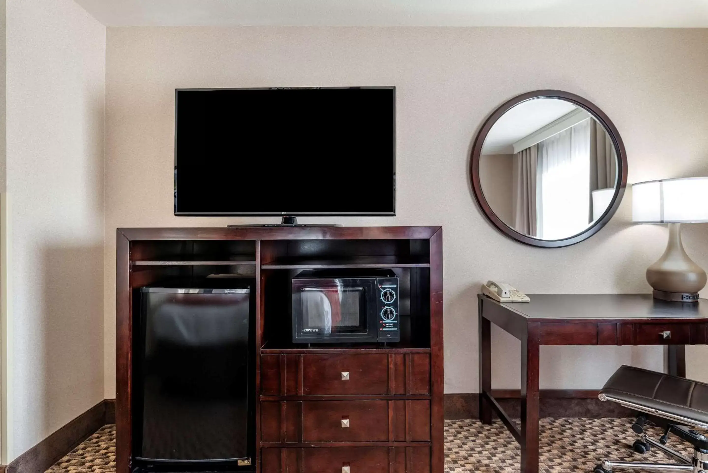 Photo of the whole room, TV/Entertainment Center in Comfort Inn Troutdale-Portland East