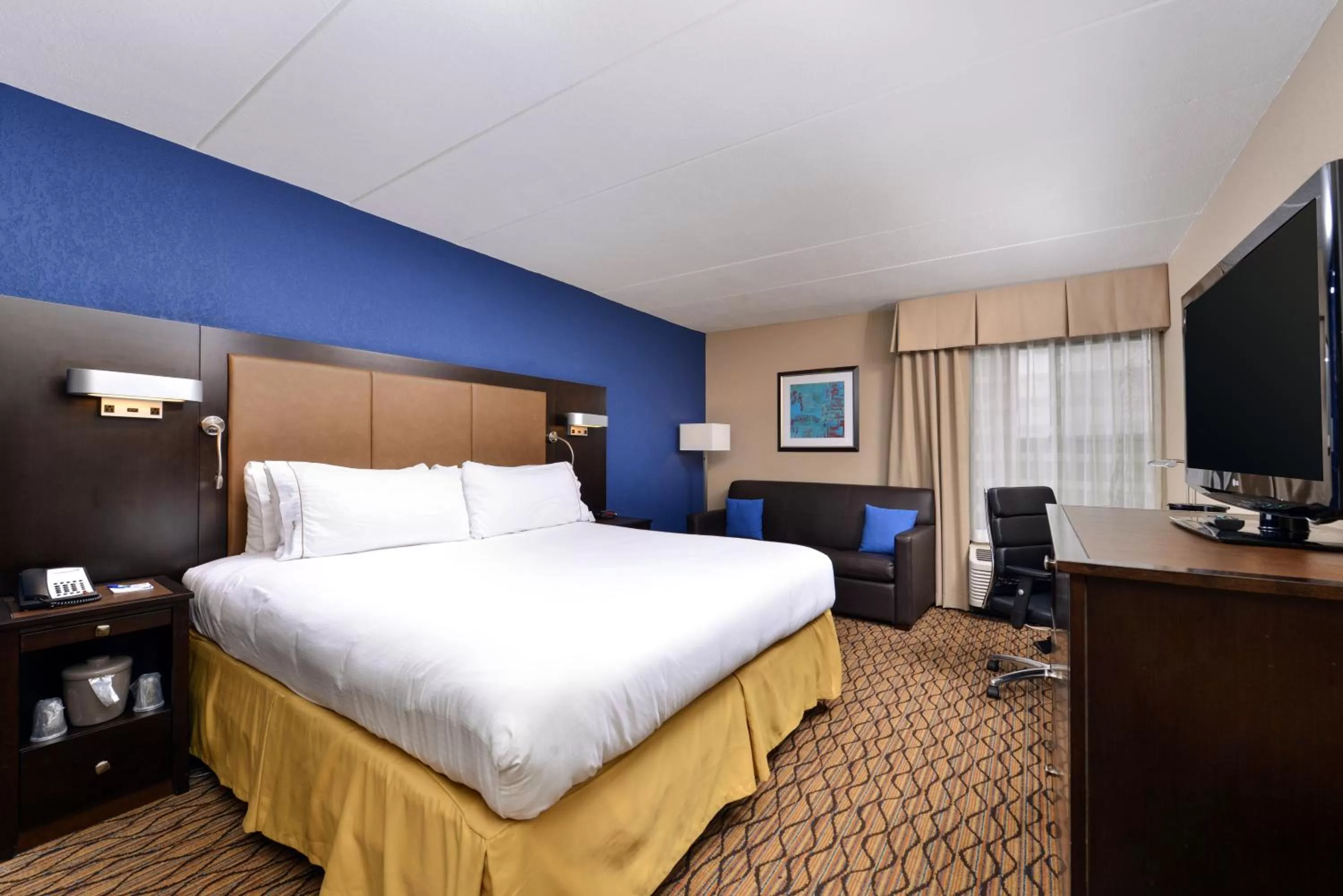 Photo of the whole room, Bed in Holiday Inn Express Hunt Valley by IHG