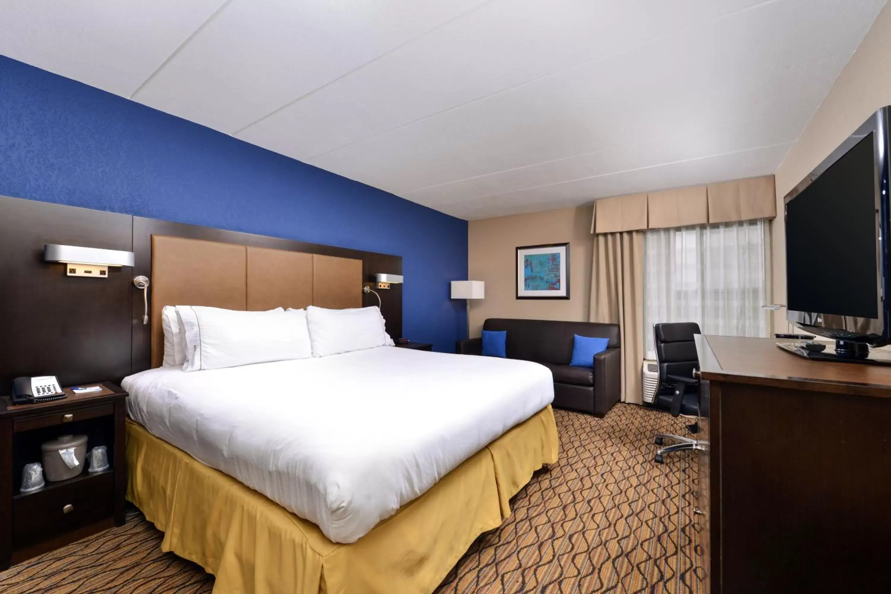 Photo of the whole room, Bed in Holiday Inn Express Hunt Valley, an IHG Hotel