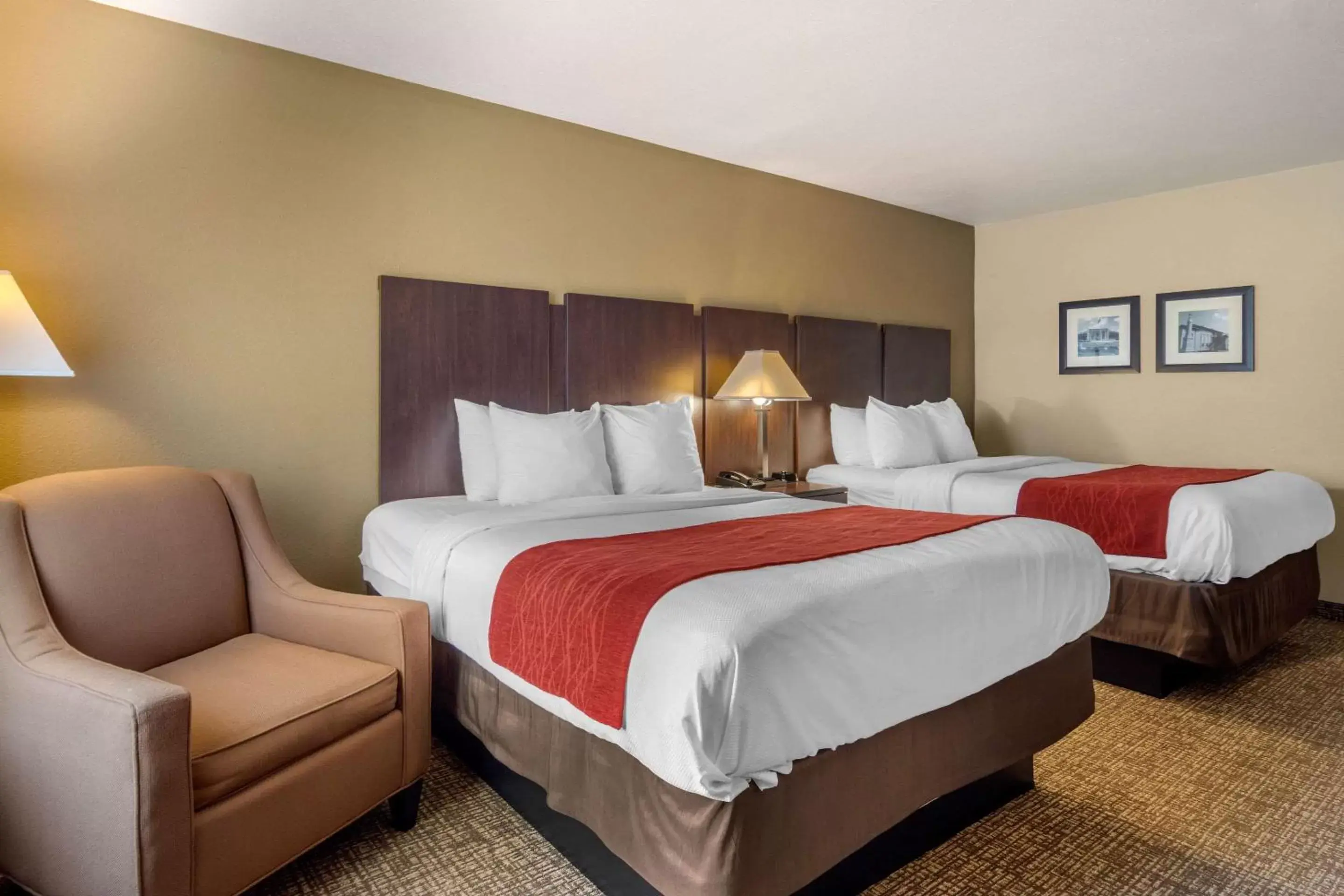 Photo of the whole room, Bed in Comfort Inn & Suites Perry National Fairgrounds Area