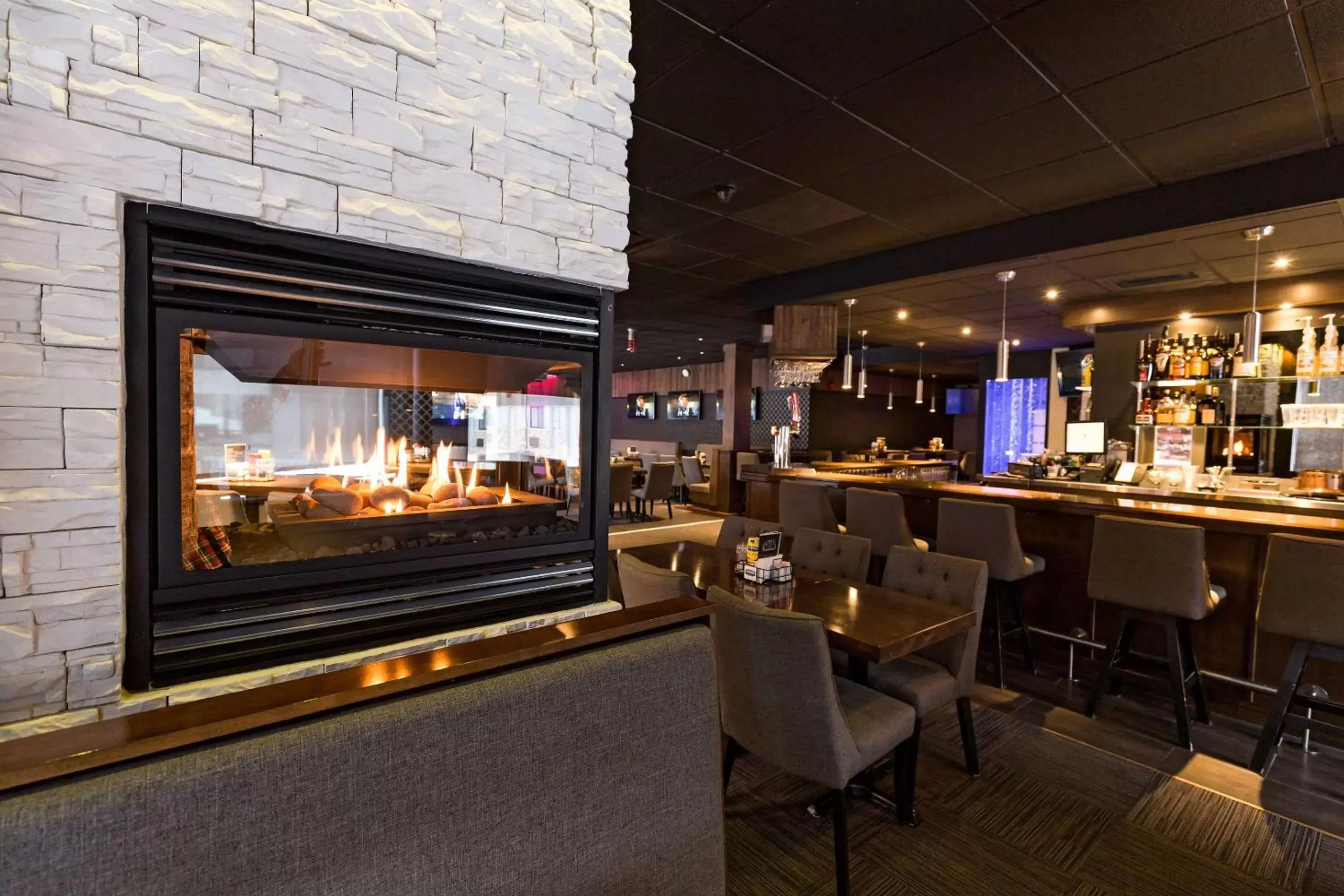 Lounge or bar, Restaurant/Places to Eat in Quality Inn & Suites Matane