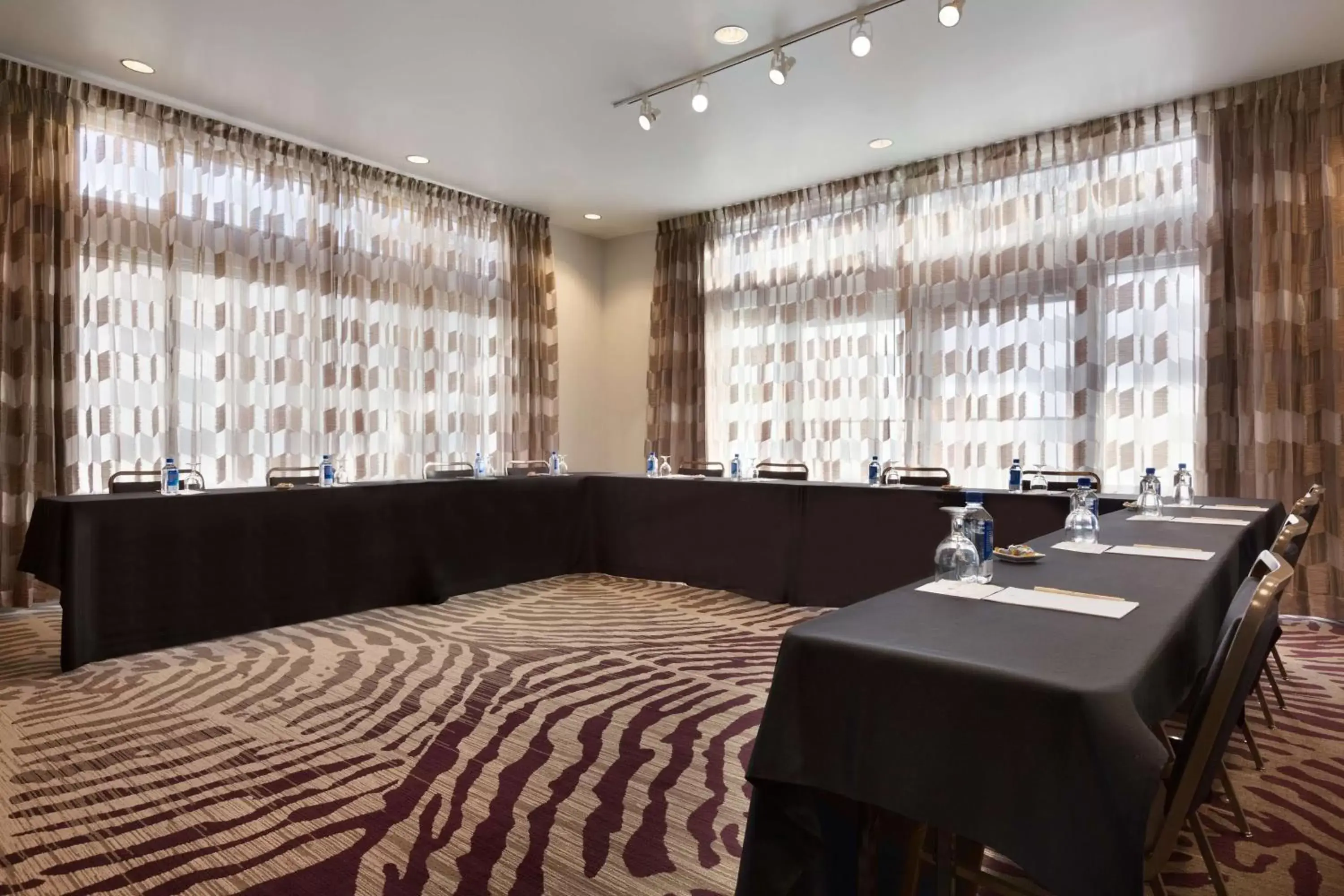 Meeting/conference room, Restaurant/Places to Eat in DoubleTree by Hilton Hotel Oklahoma City Airport