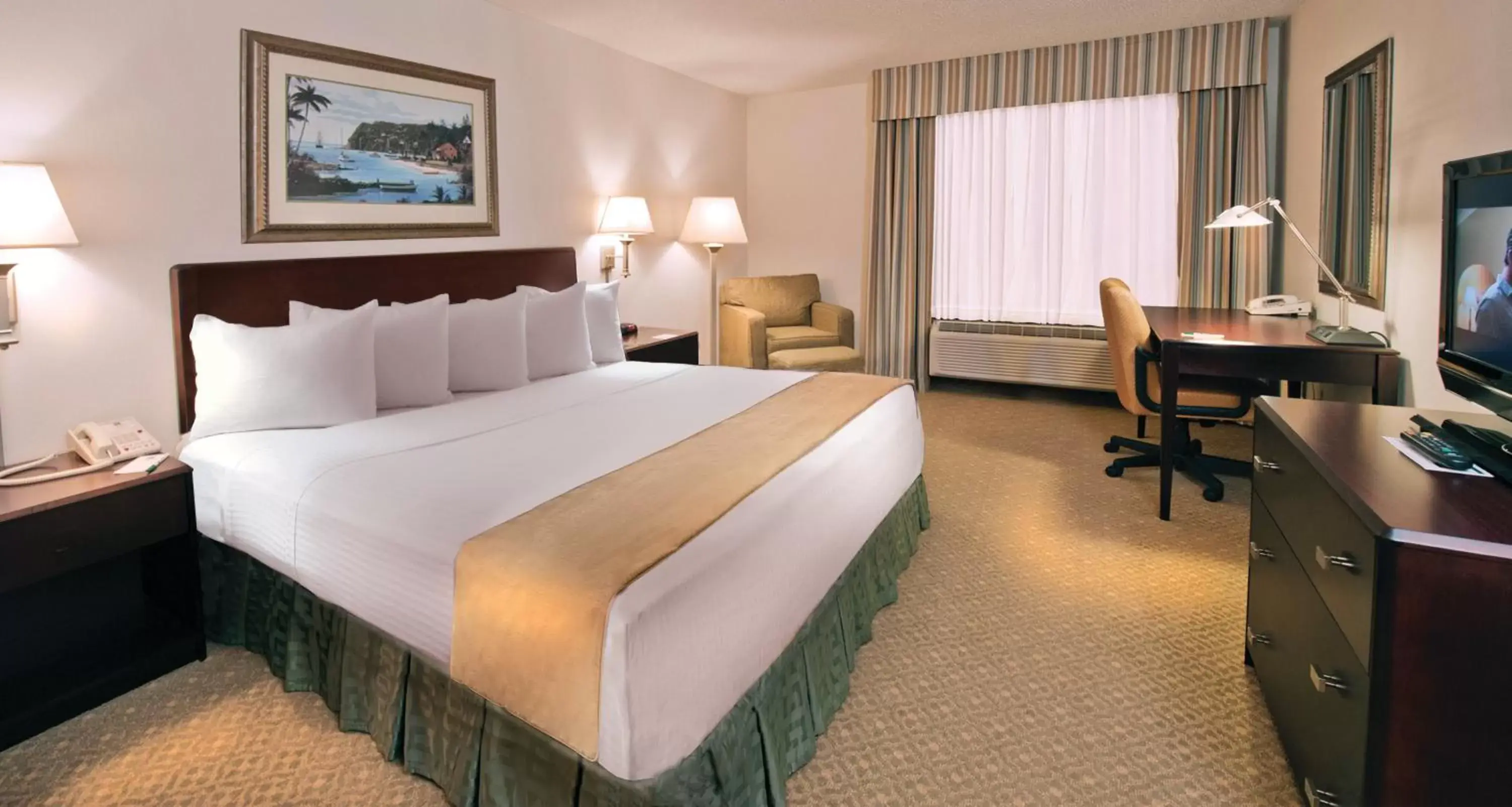 Bedroom, Bed in Ann Arbor Regent Hotel and Suites