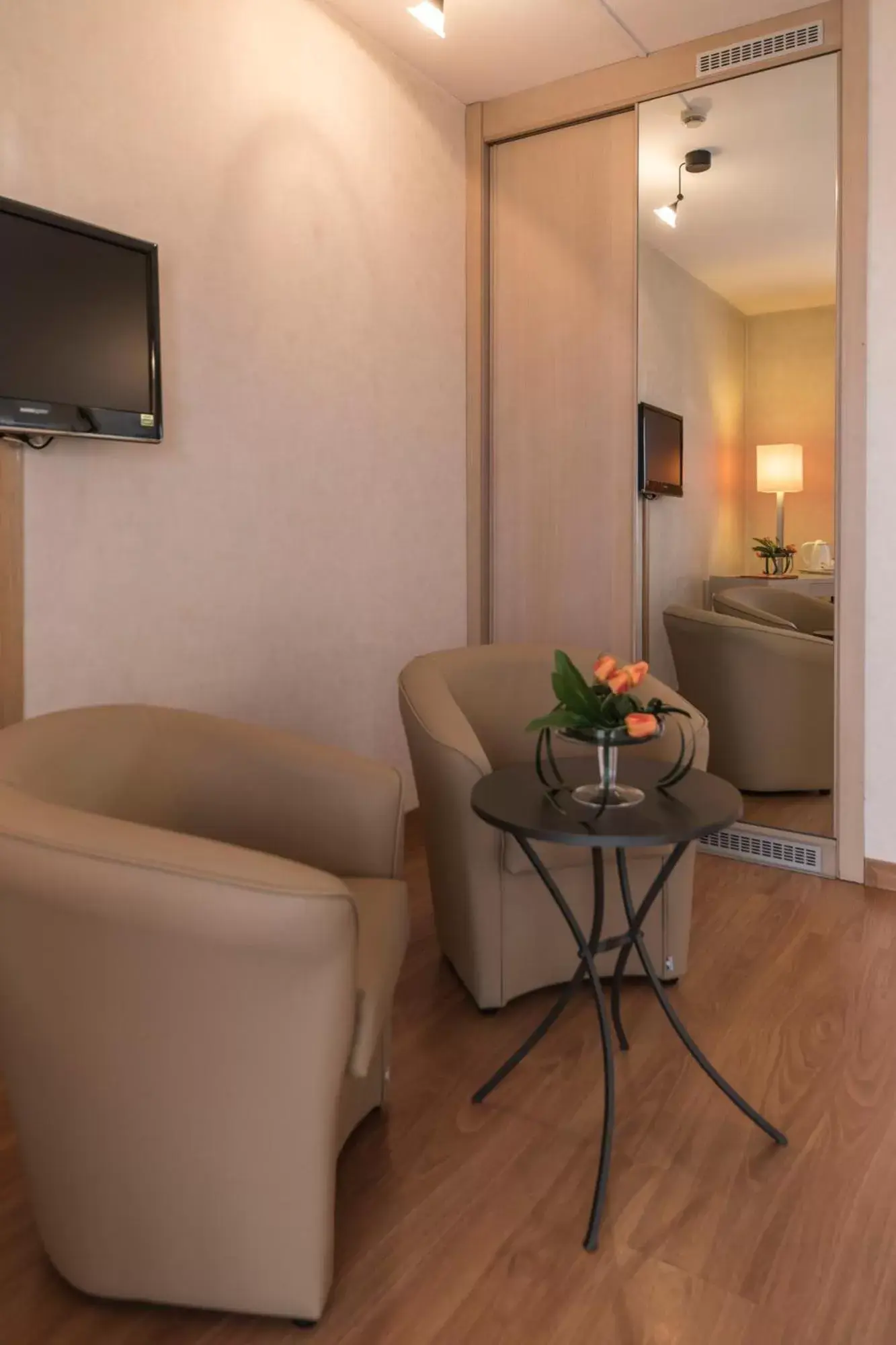 wardrobe, Seating Area in Hotel Donatello Imola