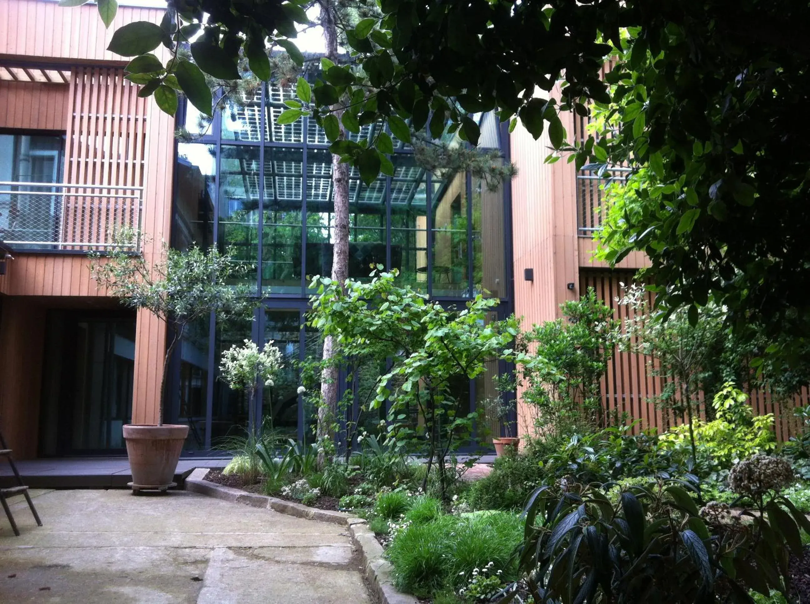 Facade/entrance in Eden Lodge Paris Facade/entrance in Eden Lodge Paris