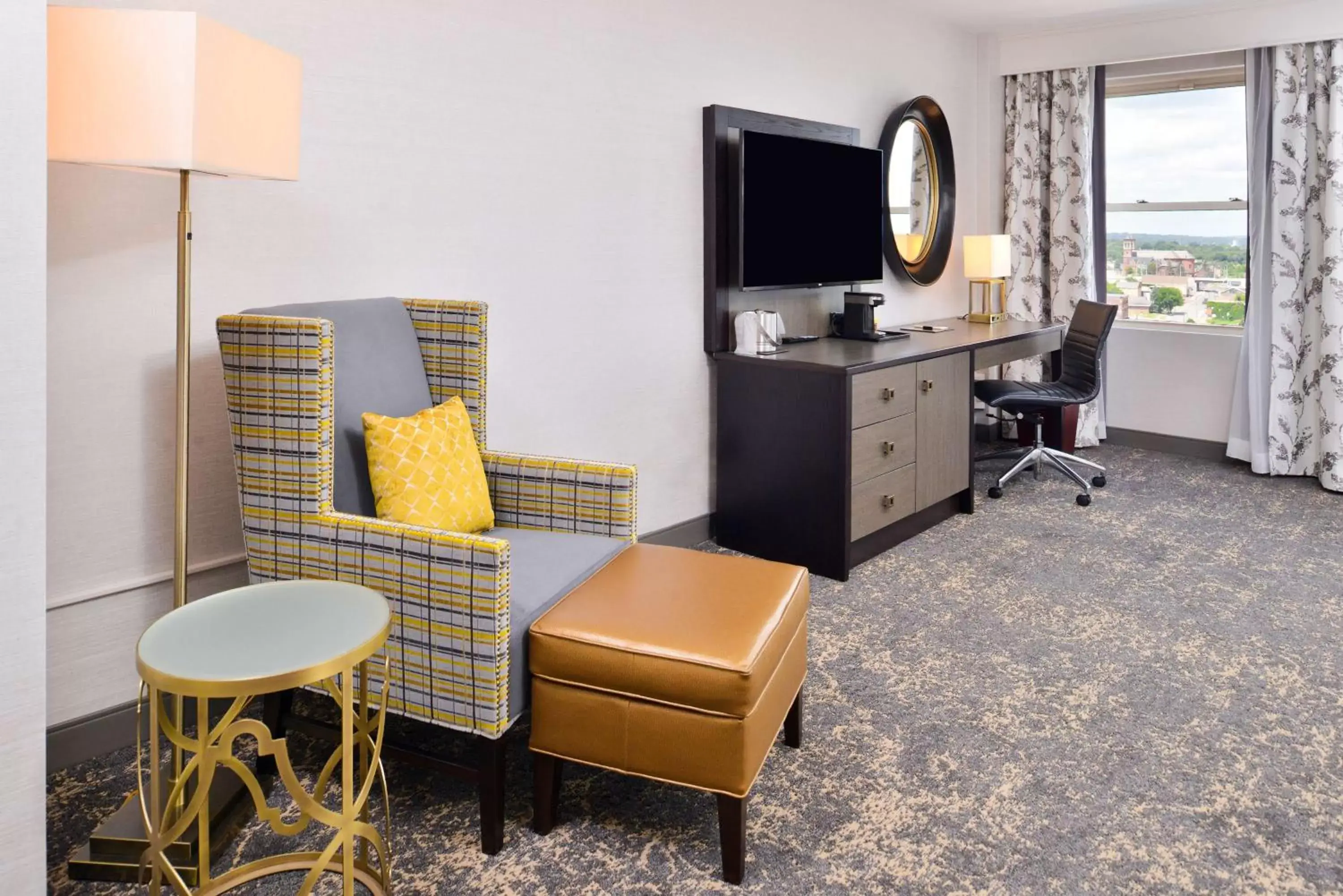 Bedroom, TV/Entertainment Center in DoubleTree by Hilton Utica