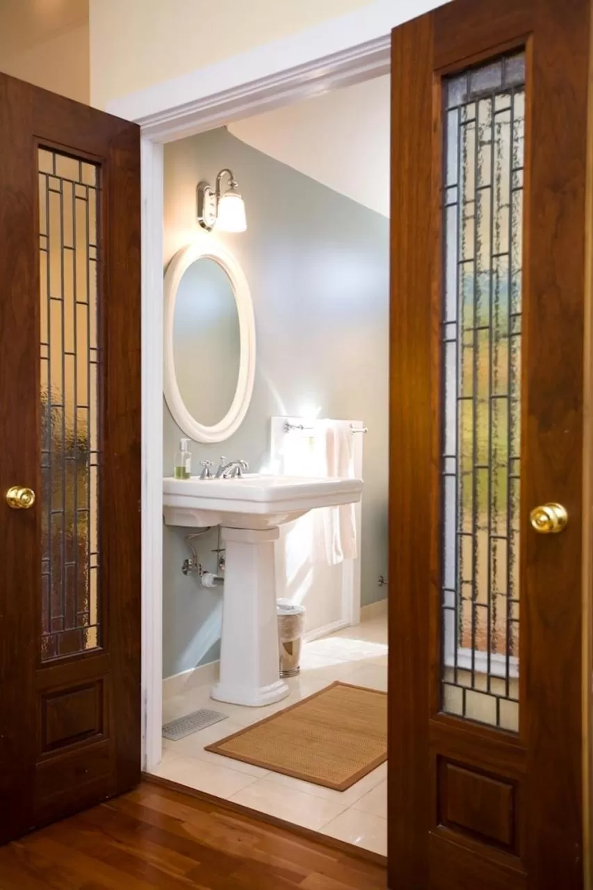 Bathroom in Harvey House Bed & Breakfast
