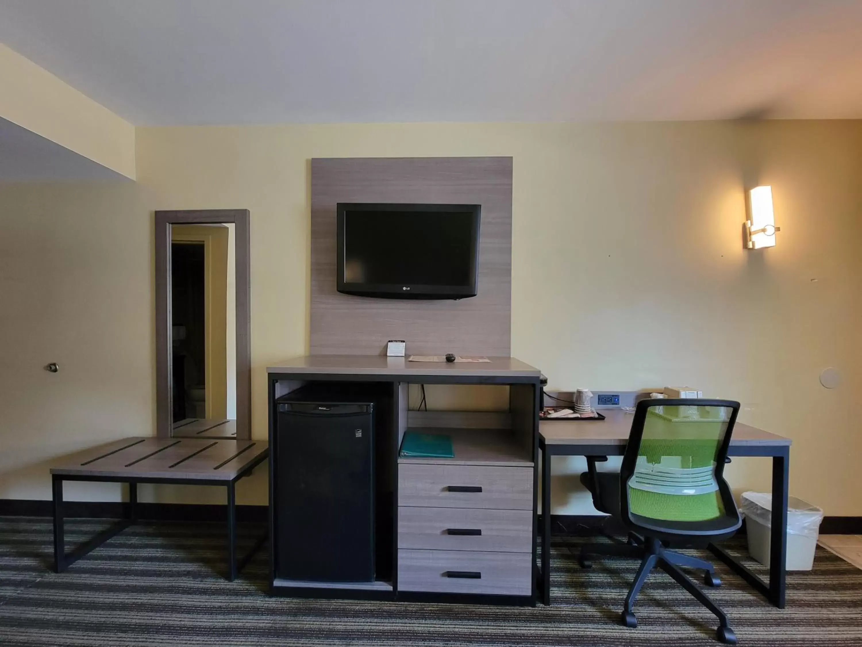 TV and multimedia, TV/Entertainment Center in Quality Inn Flamingo