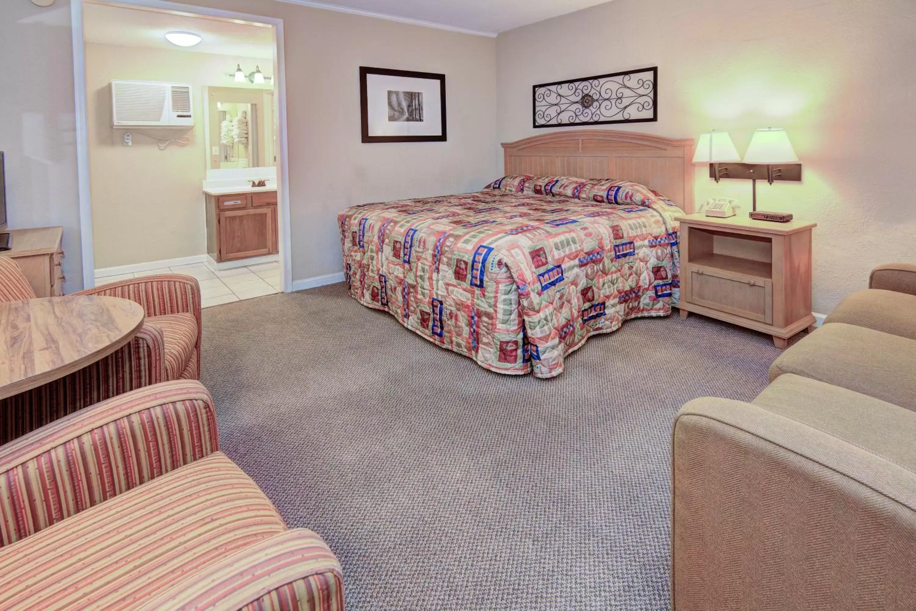 Bed in Mountain Aire Inn Sevierville - Pigeon Forge