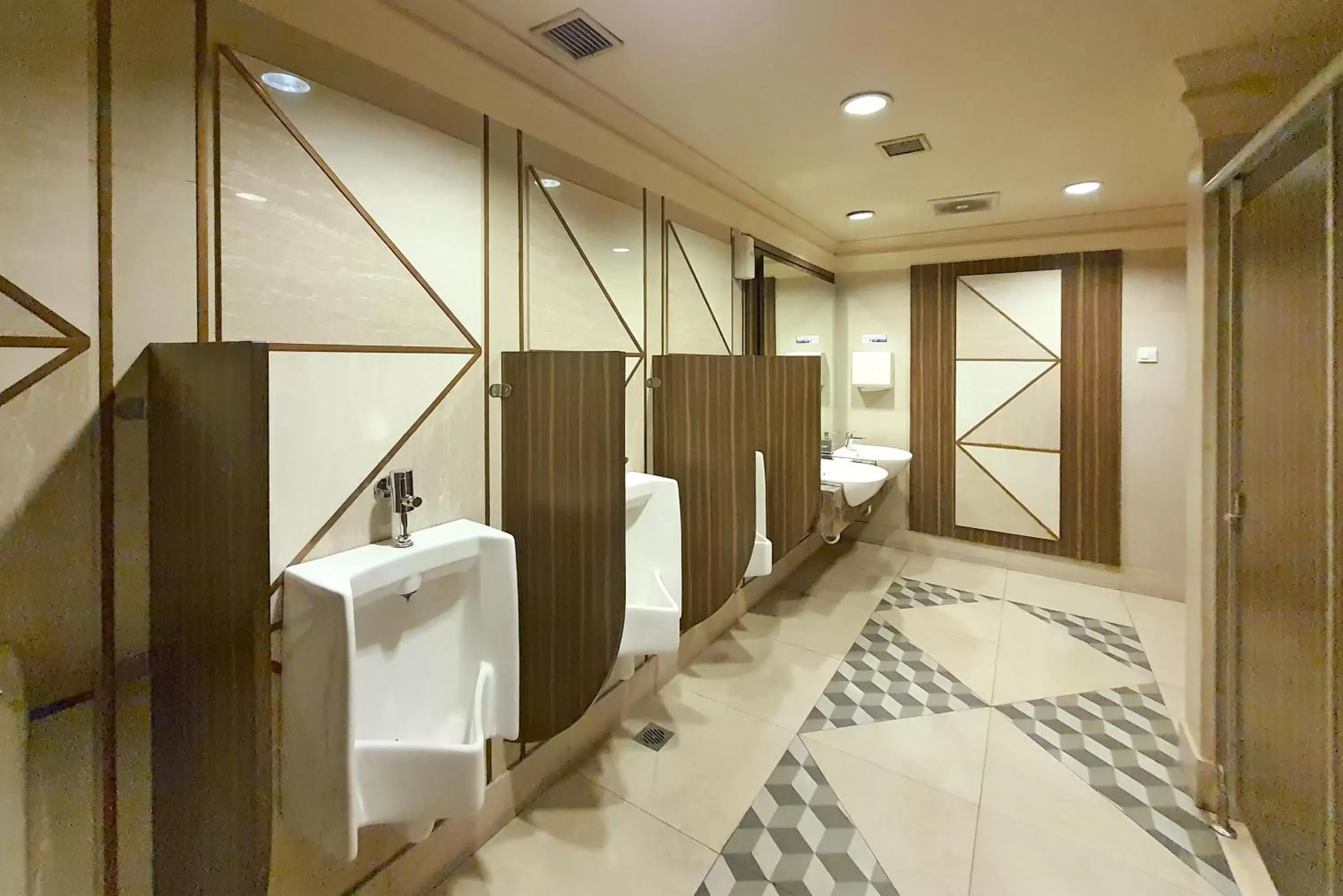 Public Bath, Bathroom in Tunjungan Hotel