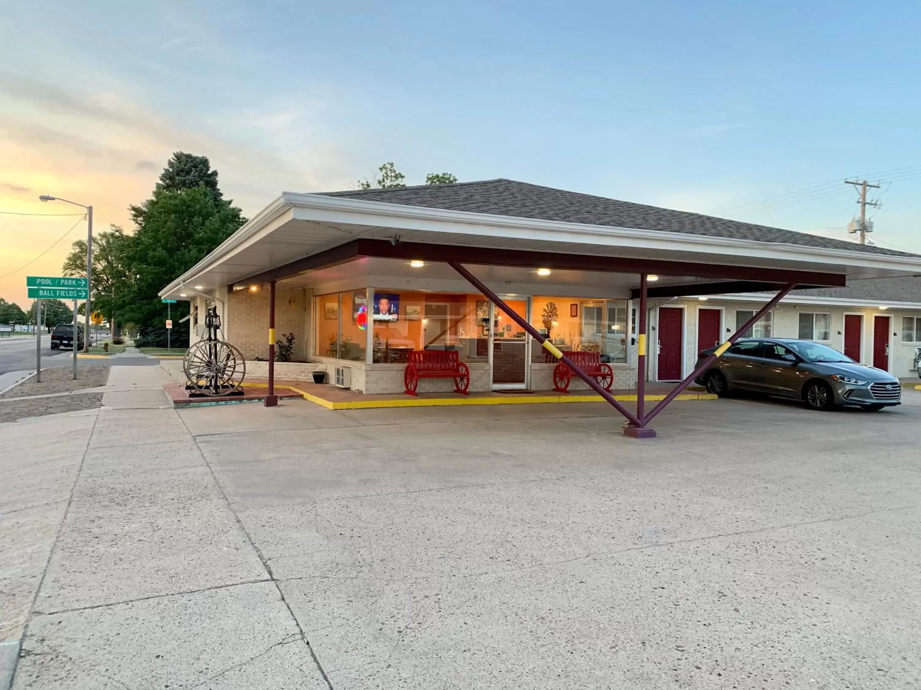 Property Building in Annie Oakley Motel Oakley