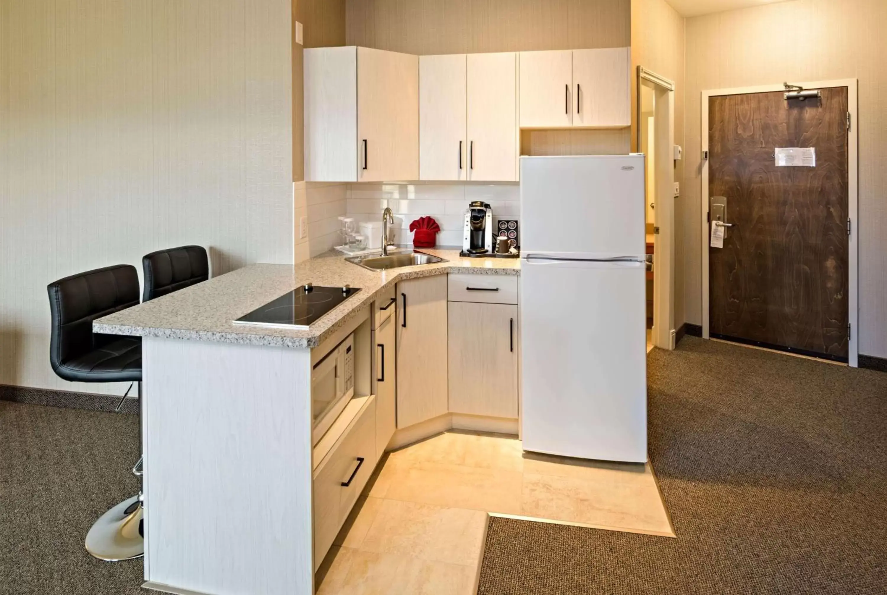 Photo of the whole room, Kitchen/Kitchenette in Ramada by Wyndham Penticton Hotel & Suites