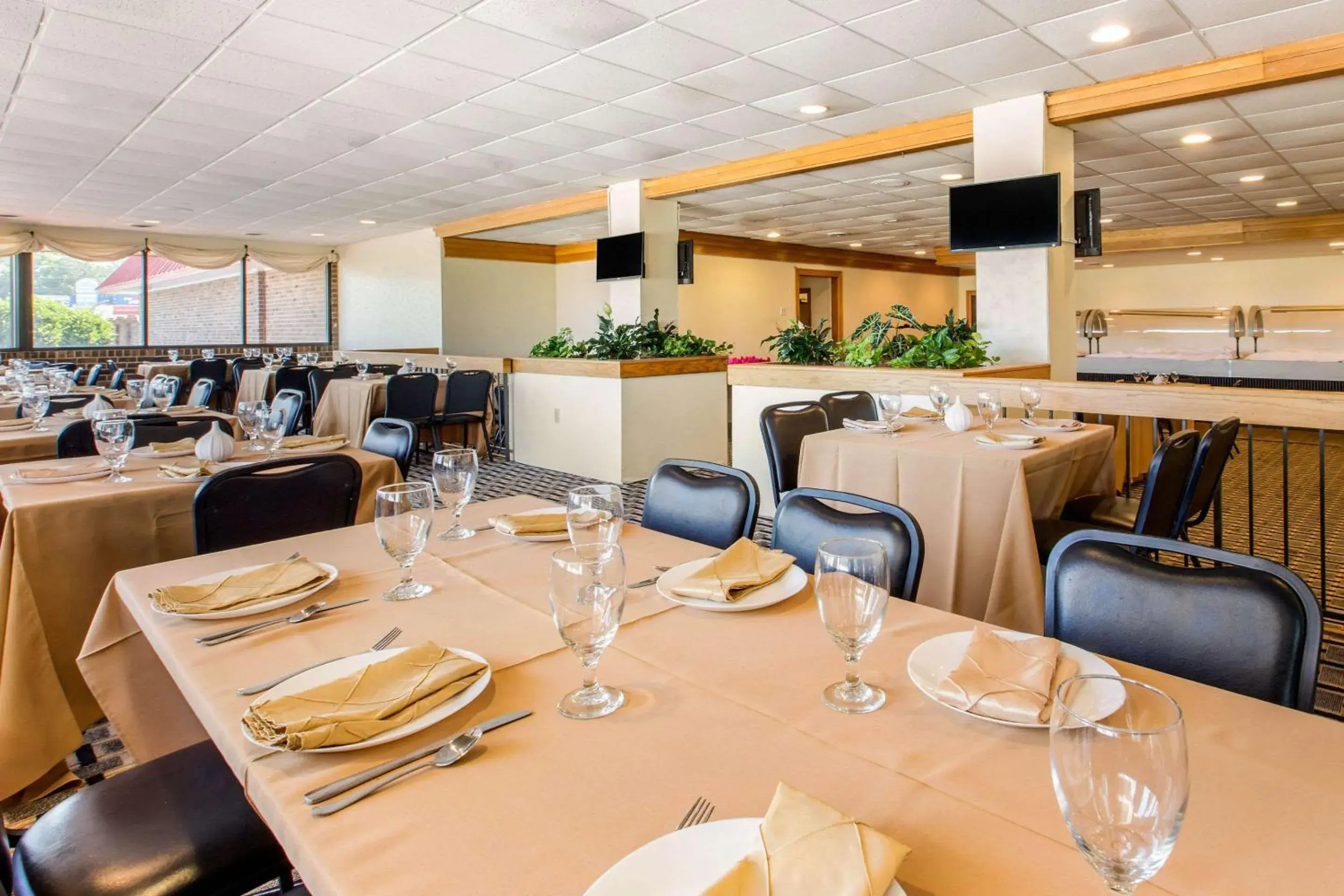 Restaurant/Places to Eat in Rodeway Inn Santee I-95
