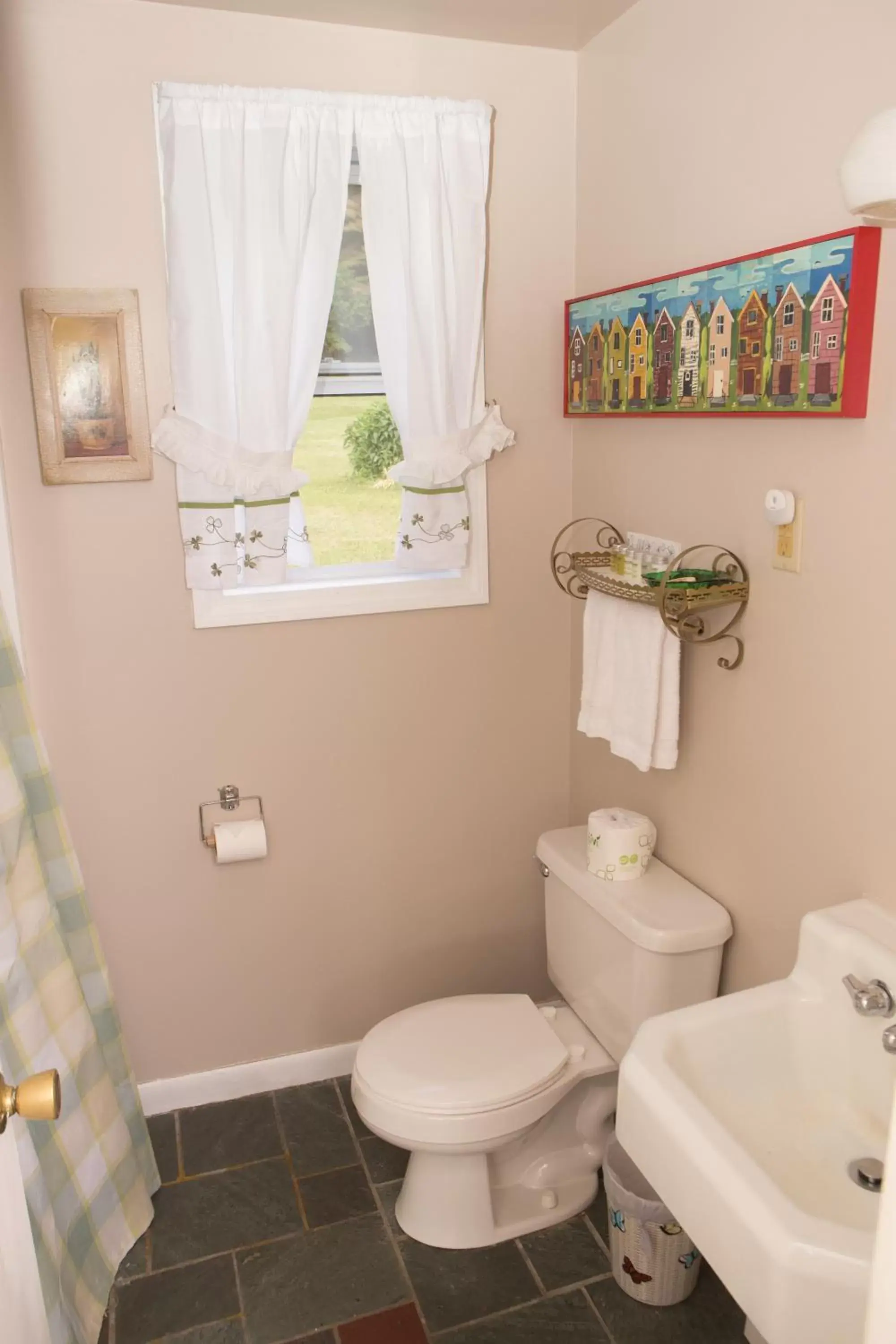 Bathroom in Governor's Rock Motel