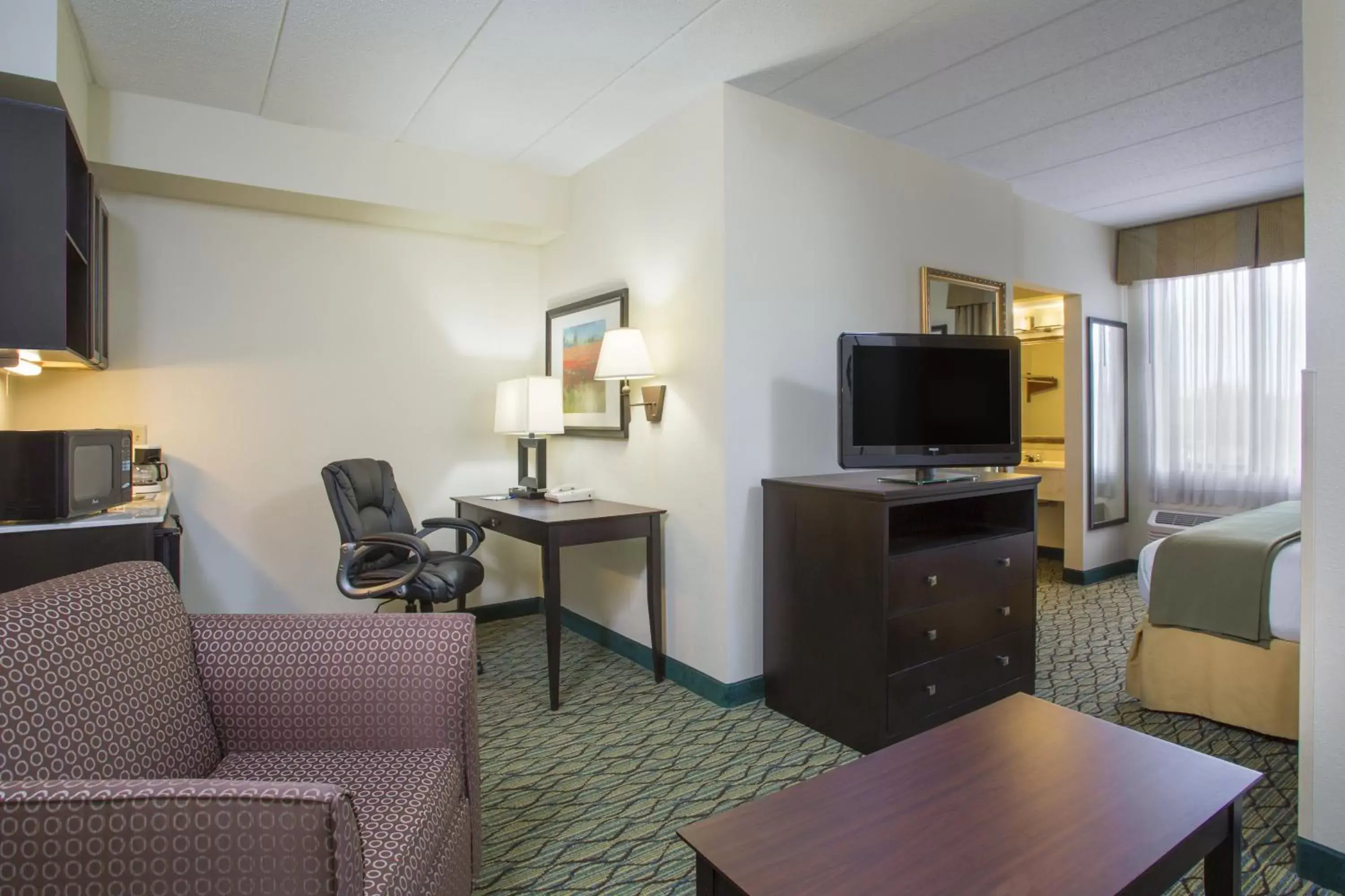 Bedroom, TV/Entertainment Center in Holiday Inn Express Hotel & Suites Columbus Airport, an IHG Hotel