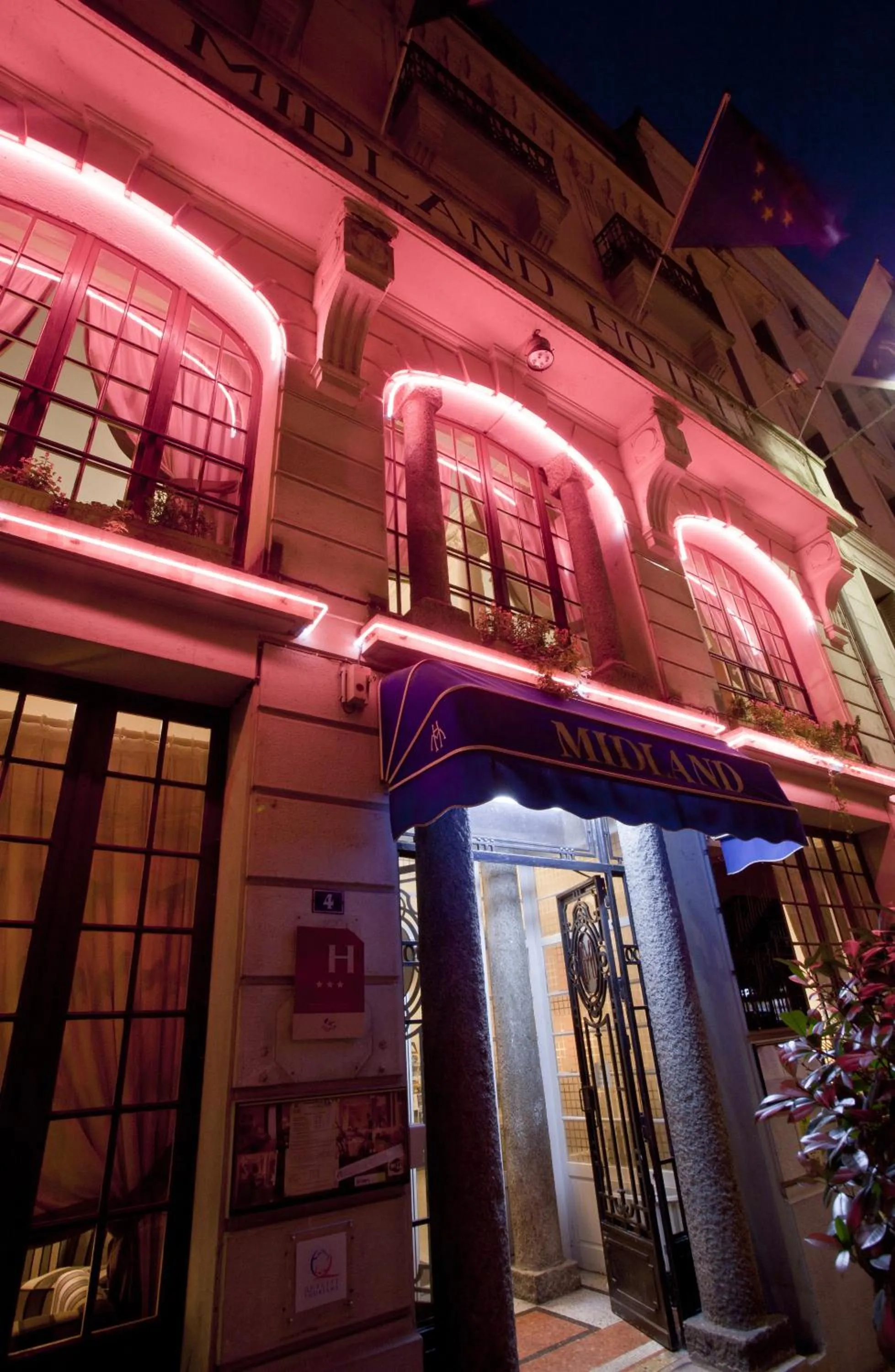 Facade/entrance in Logis Le Midland