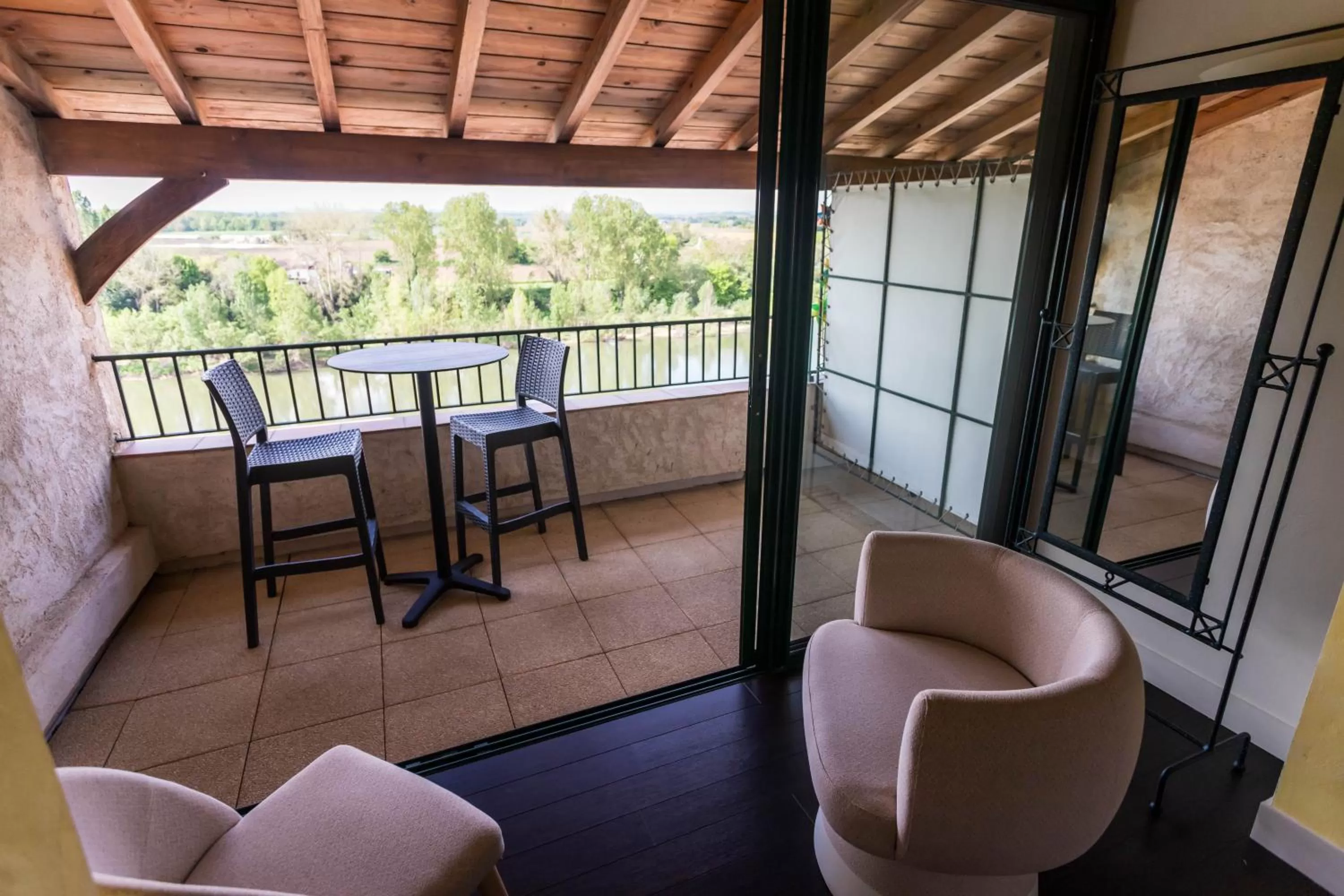 Patio in CÔTE GARONNE le BALCON DES DAMES -hôtel et restaurant- Tonneins Fauillet Marmande - vue panoramique bord de Garonne chambres climatisées